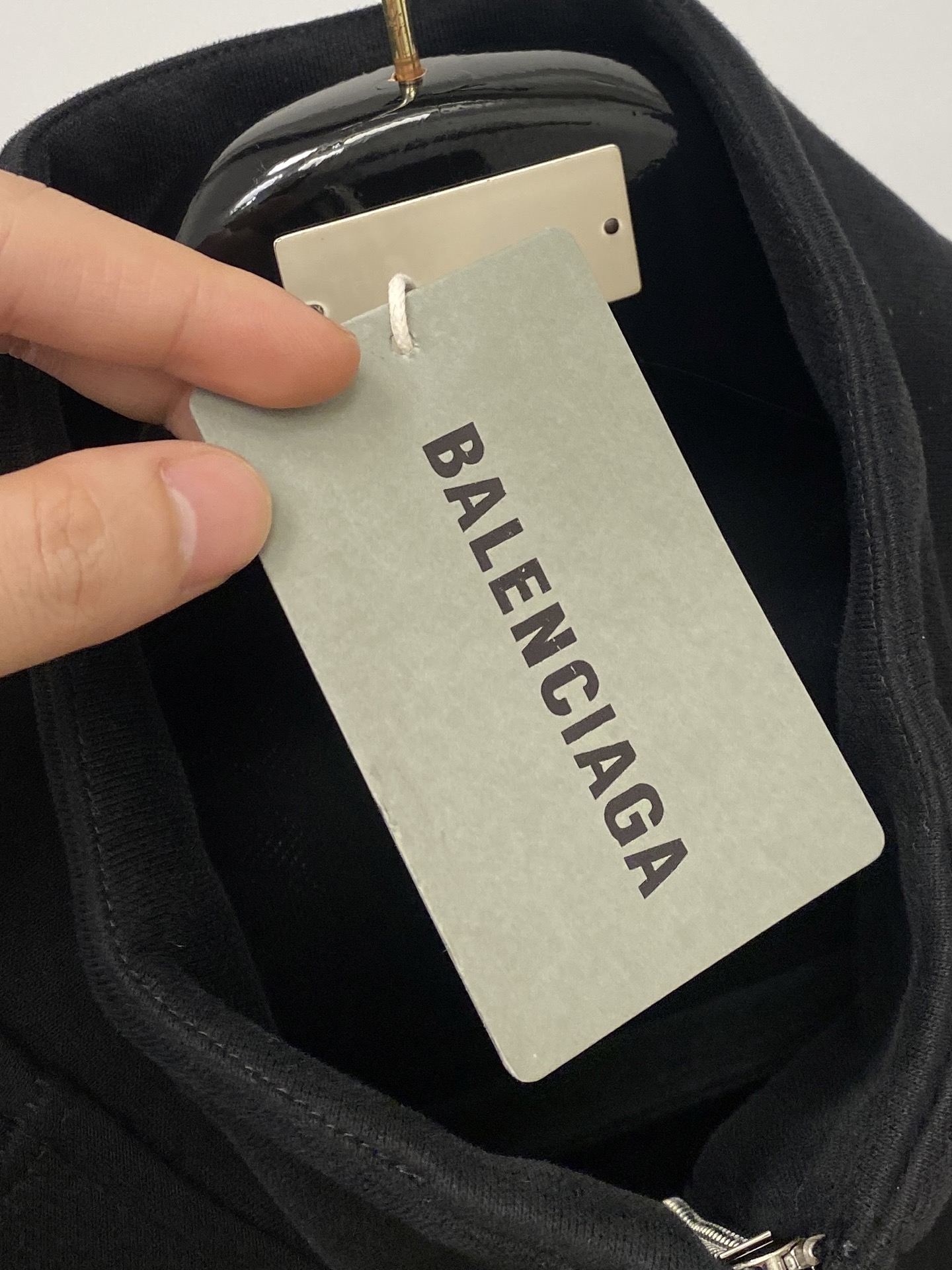 巴黎世家、2025新品卫衣外套，帅气时尚，胸前五金装饰字母logo，简约百搭款。面料棉 不仅挺括，保持潮