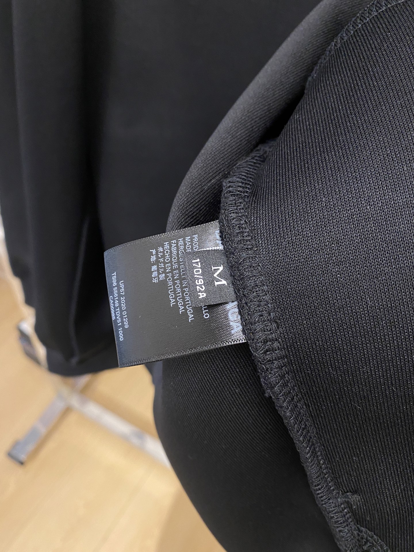 巴黎世家、2025新品卫衣外套，帅气时尚，胸前五金装饰字母logo，简约百搭款。面料棉 不仅挺括，保持潮