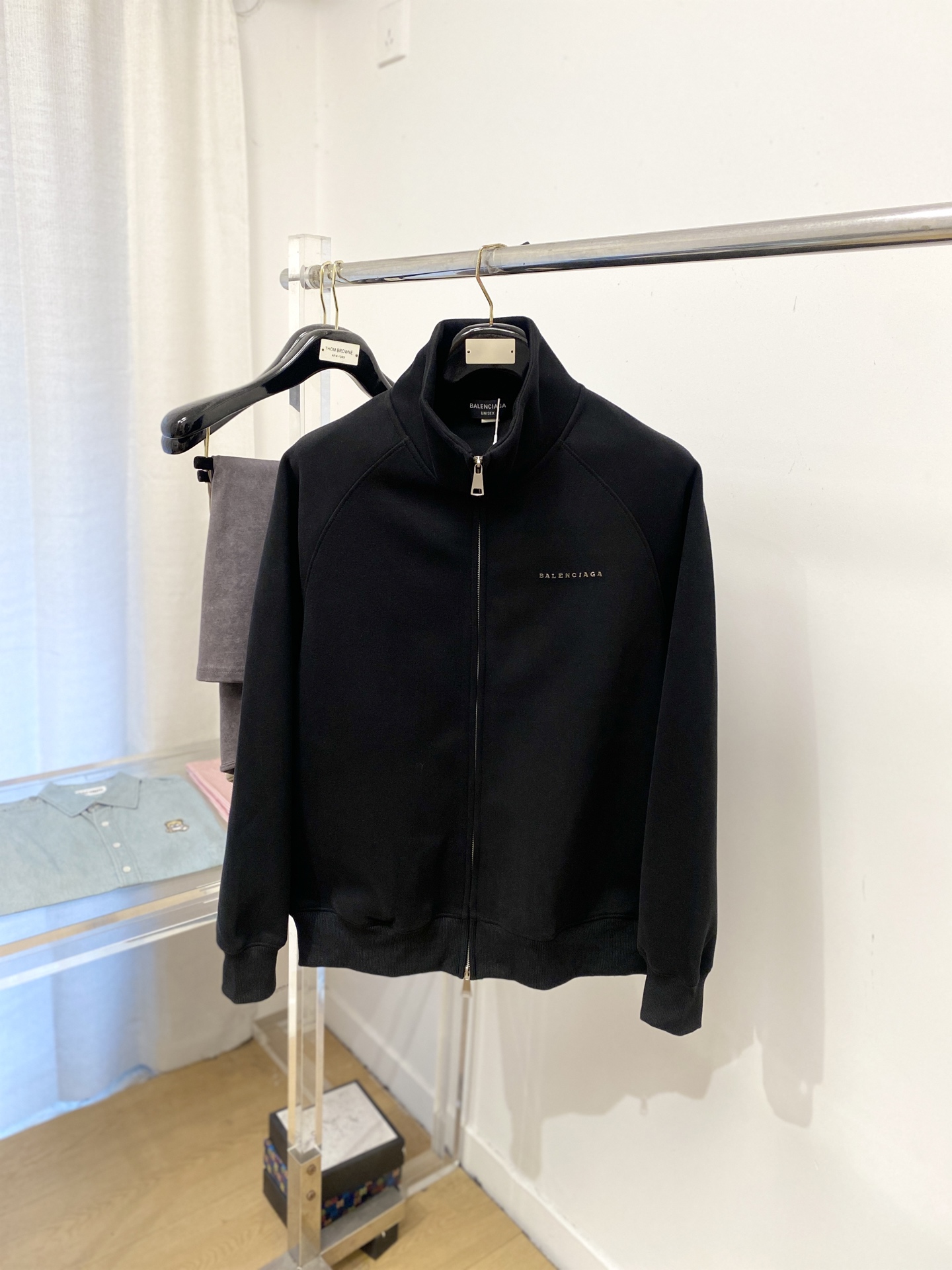 巴黎世家、2025新品卫衣外套，帅气时尚，胸前五金装饰字母logo，简约百搭款。面料棉 不仅挺括，保持潮