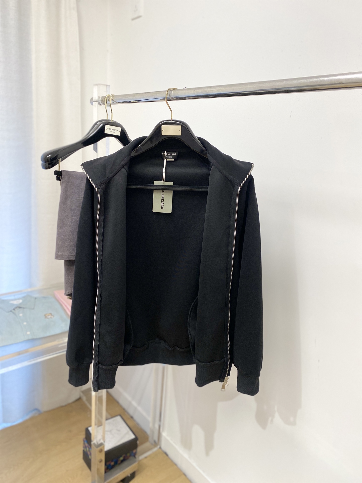 巴黎世家、2025新品卫衣外套，帅气时尚，胸前五金装饰字母logo，简约百搭款。面料棉 不仅挺括，保持潮