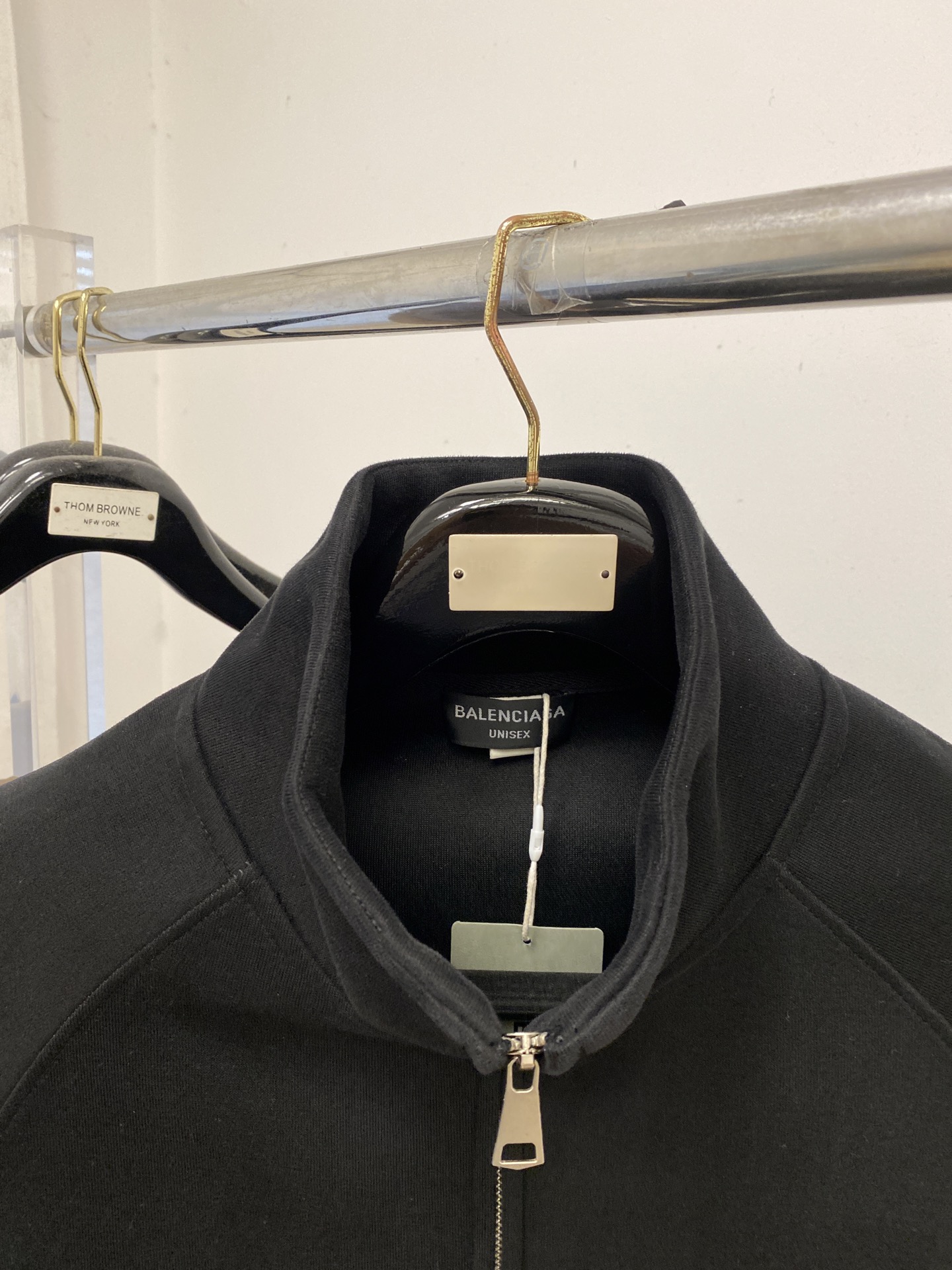 巴黎世家、2025新品卫衣外套，帅气时尚，胸前五金装饰字母logo，简约百搭款。面料棉 不仅挺括，保持潮