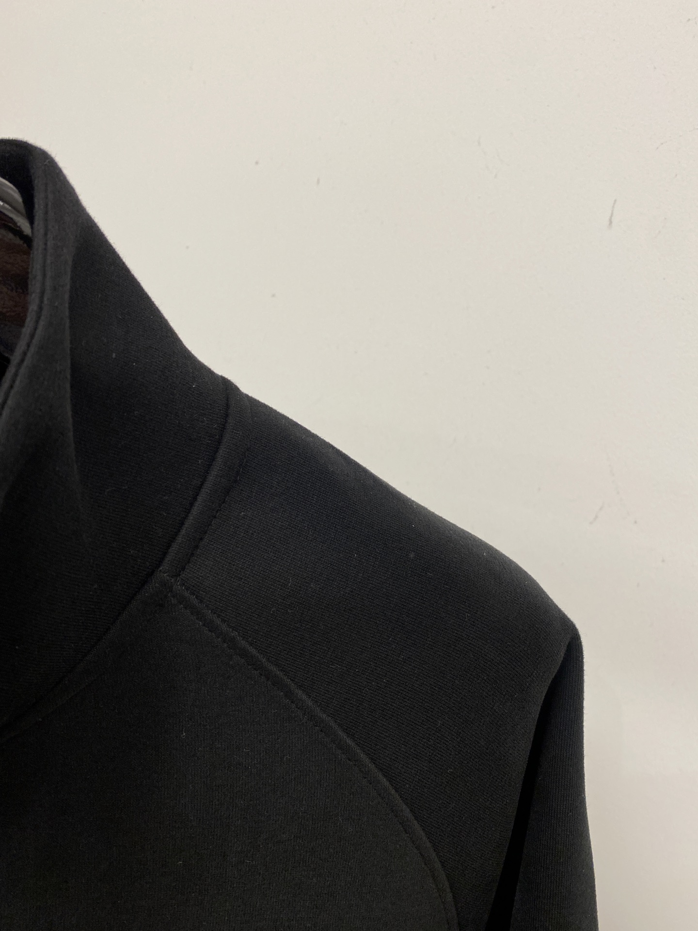 巴黎世家、2025新品卫衣外套，帅气时尚，胸前五金装饰字母logo，简约百搭款。面料棉 不仅挺括，保持潮