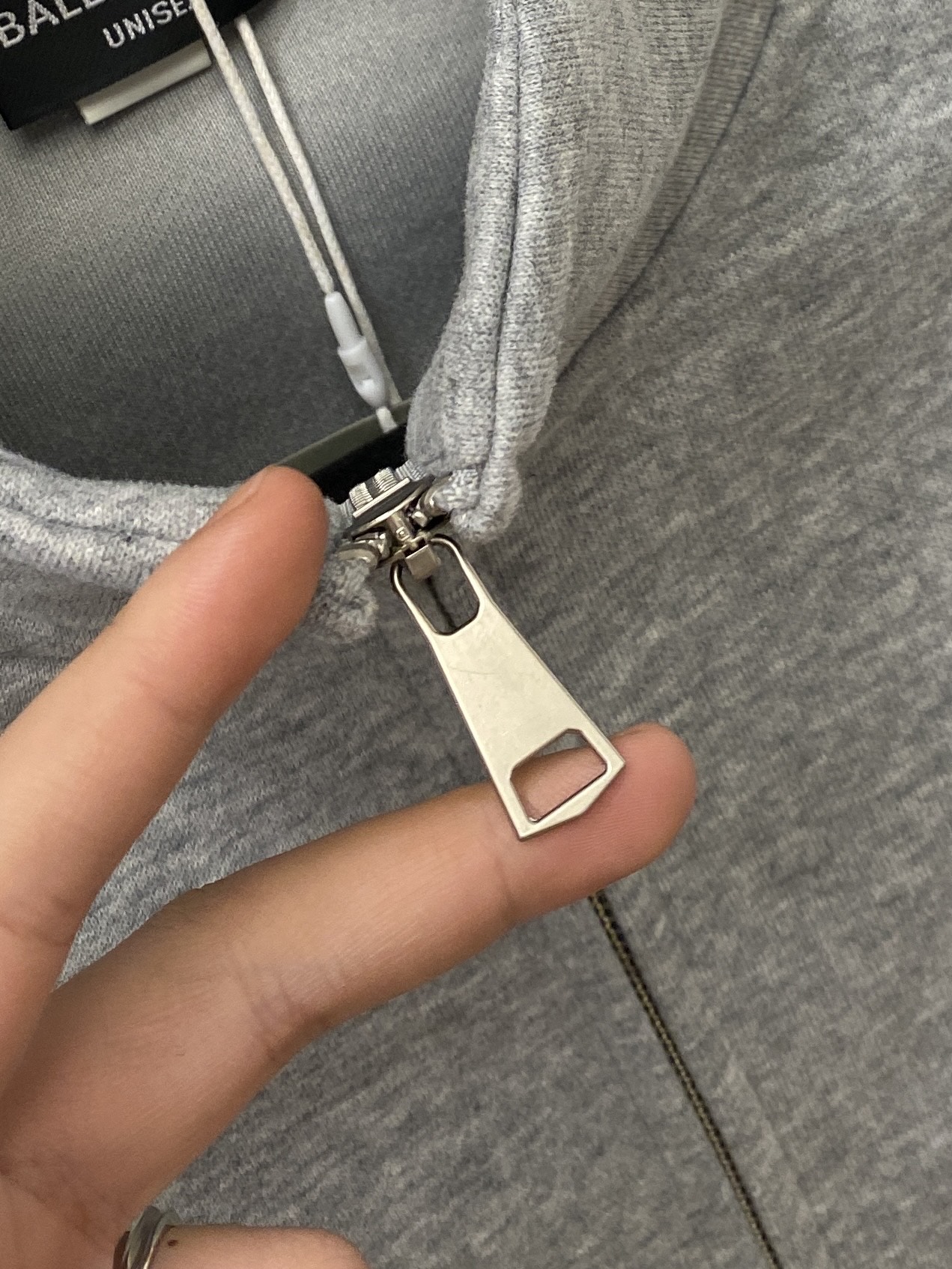 巴黎世家、2025新品卫衣外套，帅气时尚，胸前五金装饰字母logo，简约百搭款。面料棉 不仅挺括，保持潮