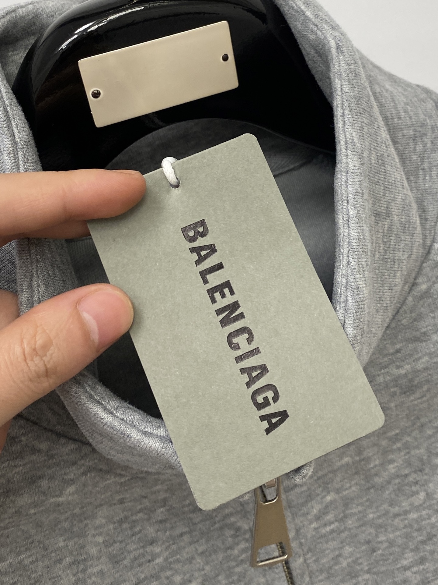 巴黎世家、2025新品卫衣外套，帅气时尚，胸前五金装饰字母logo，简约百搭款。面料棉 不仅挺括，保持潮