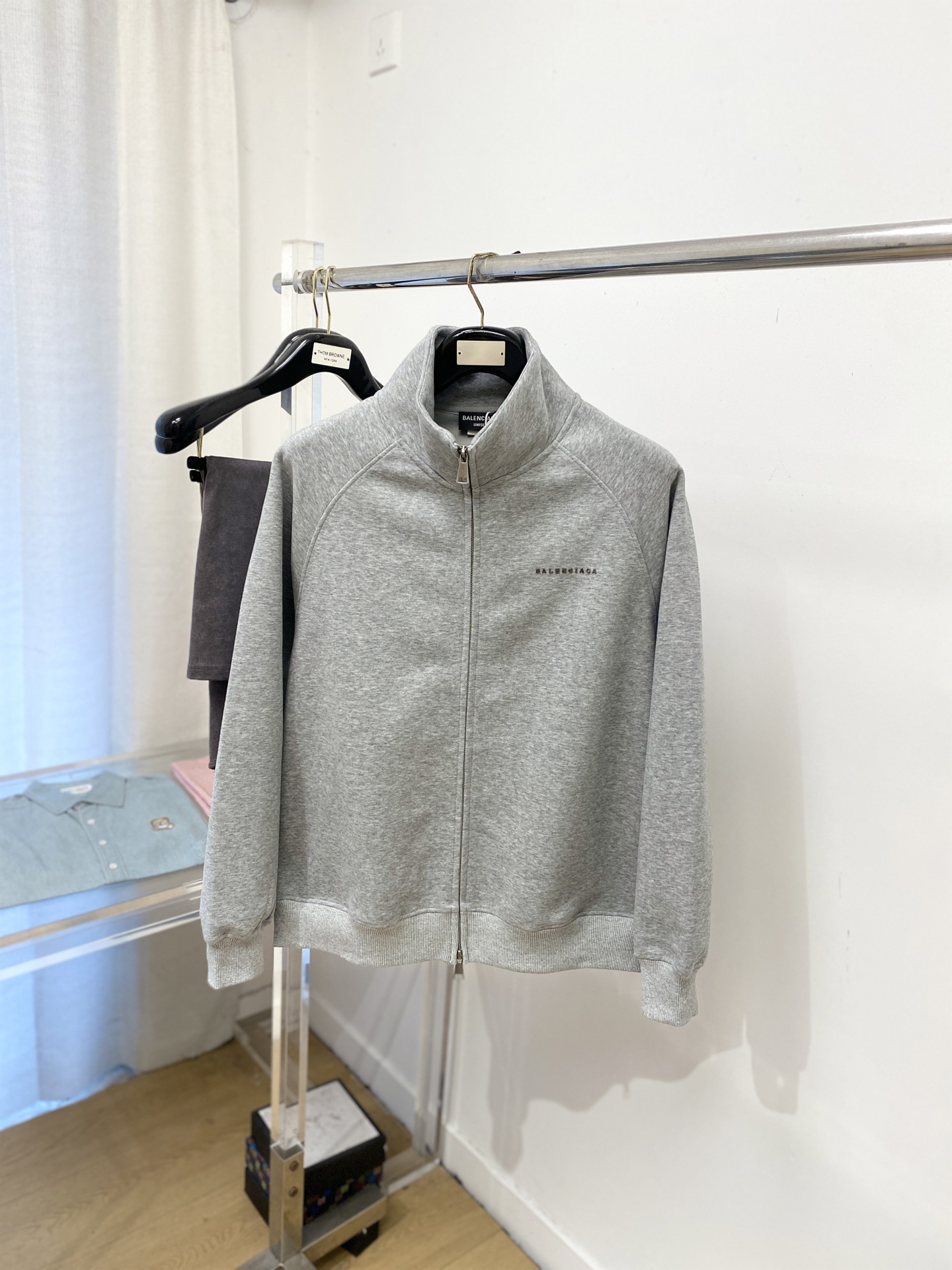 巴黎世家、2025新品卫衣外套，帅气时尚，胸前五金装饰字母logo，简约百搭款。面料棉 不仅挺括，保持潮