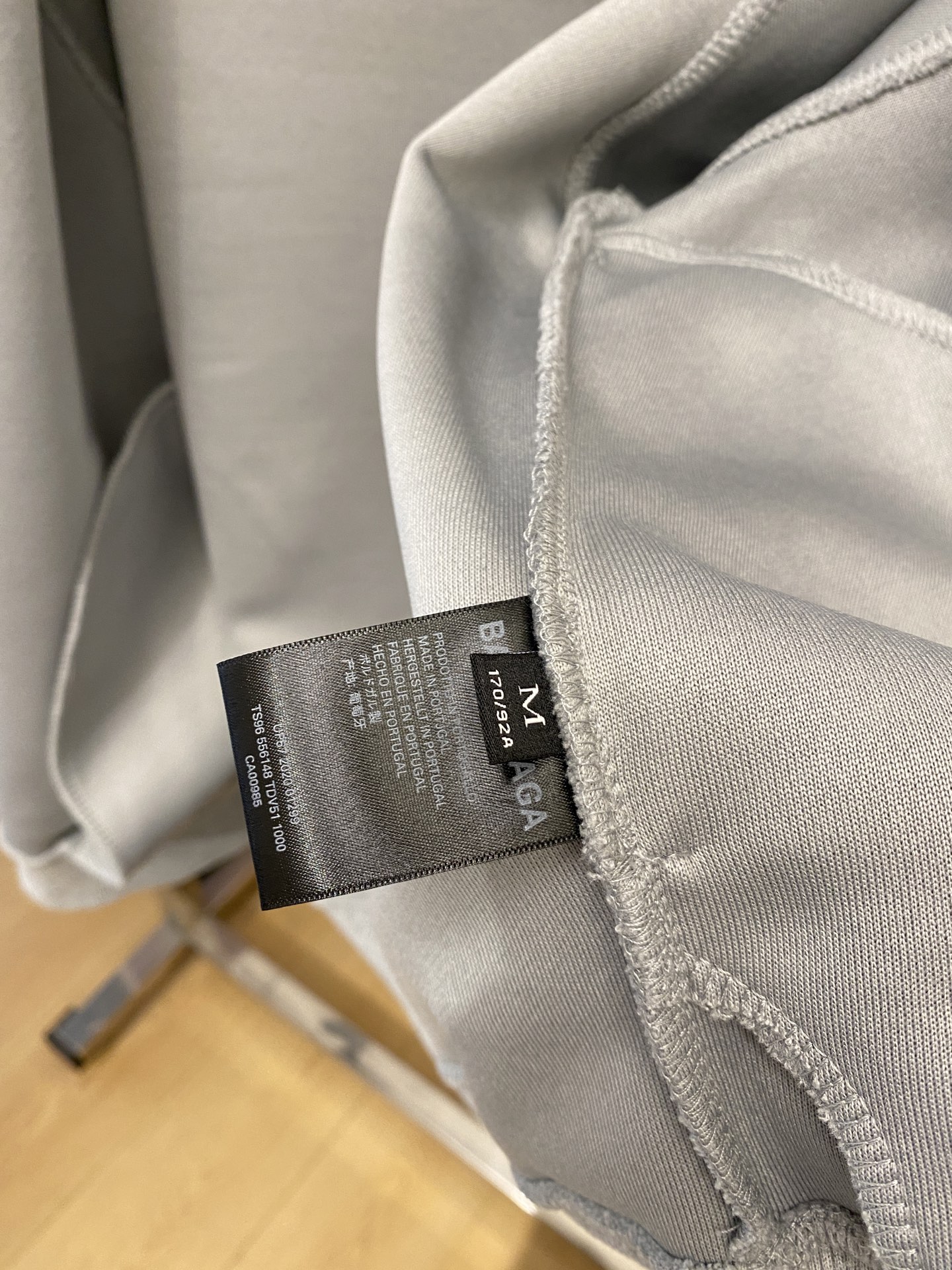 巴黎世家、2025新品卫衣外套，帅气时尚，胸前五金装饰字母logo，简约百搭款。面料棉 不仅挺括，保持潮