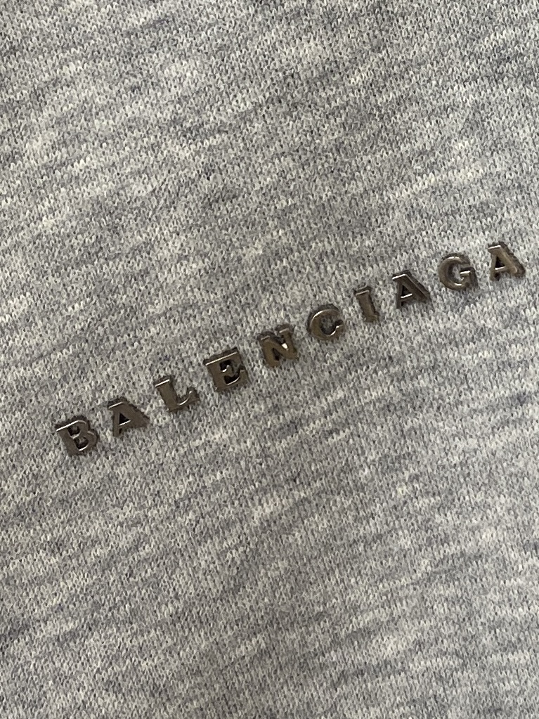 巴黎世家、2025新品卫衣外套，帅气时尚，胸前五金装饰字母logo，简约百搭款。面料棉 不仅挺括，保持潮