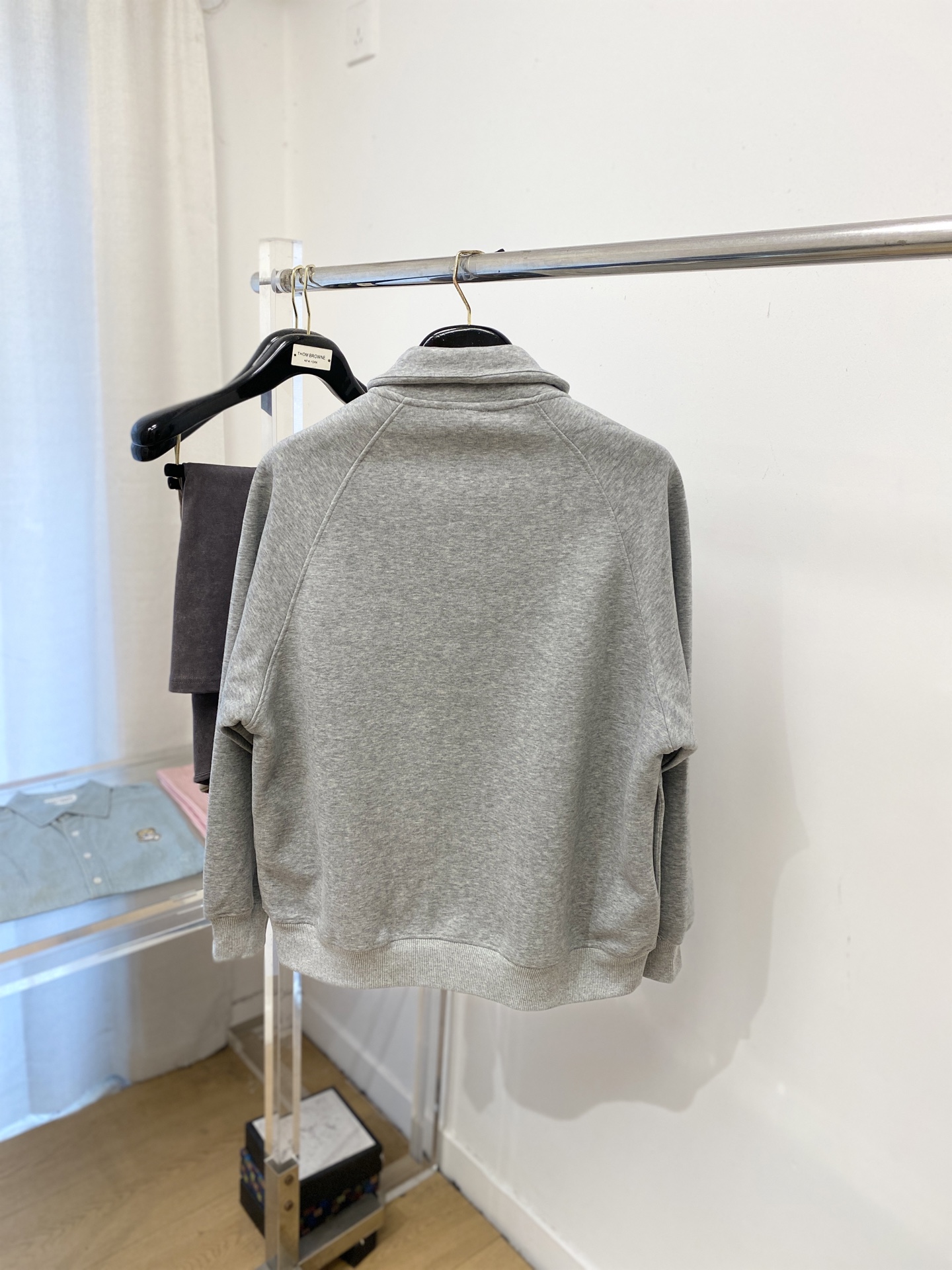 巴黎世家、2025新品卫衣外套，帅气时尚，胸前五金装饰字母logo，简约百搭款。面料棉 不仅挺括，保持潮