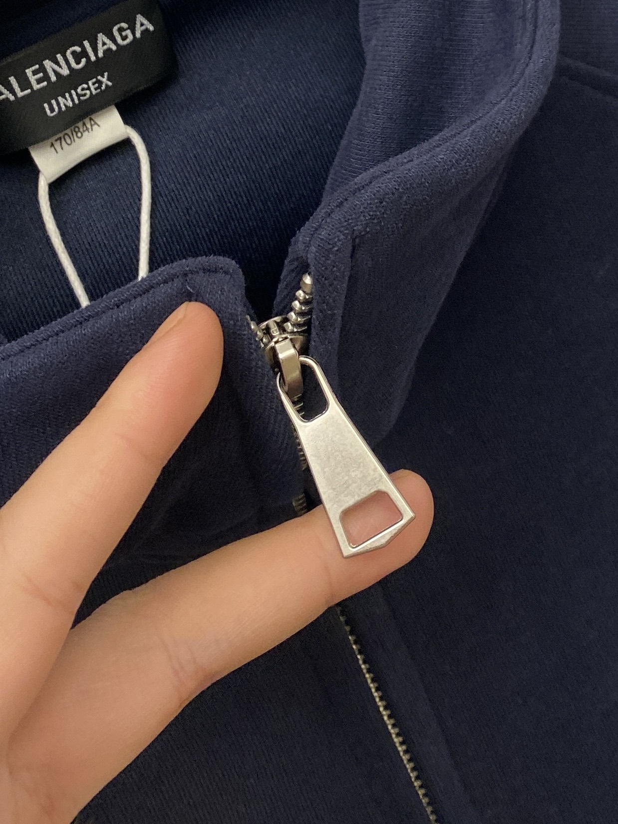 巴黎世家、2025新品卫衣外套，帅气时尚，胸前五金装饰字母logo，简约百搭款。面料棉 不仅挺括，保持潮