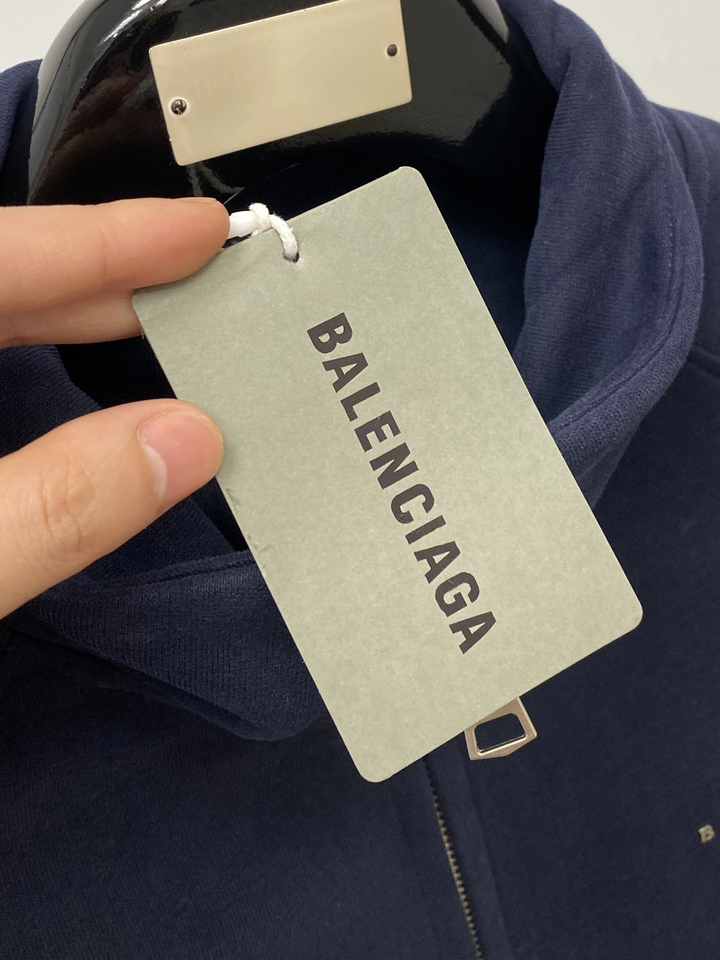 巴黎世家、2025新品卫衣外套，帅气时尚，胸前五金装饰字母logo，简约百搭款。面料棉 不仅挺括，保持潮