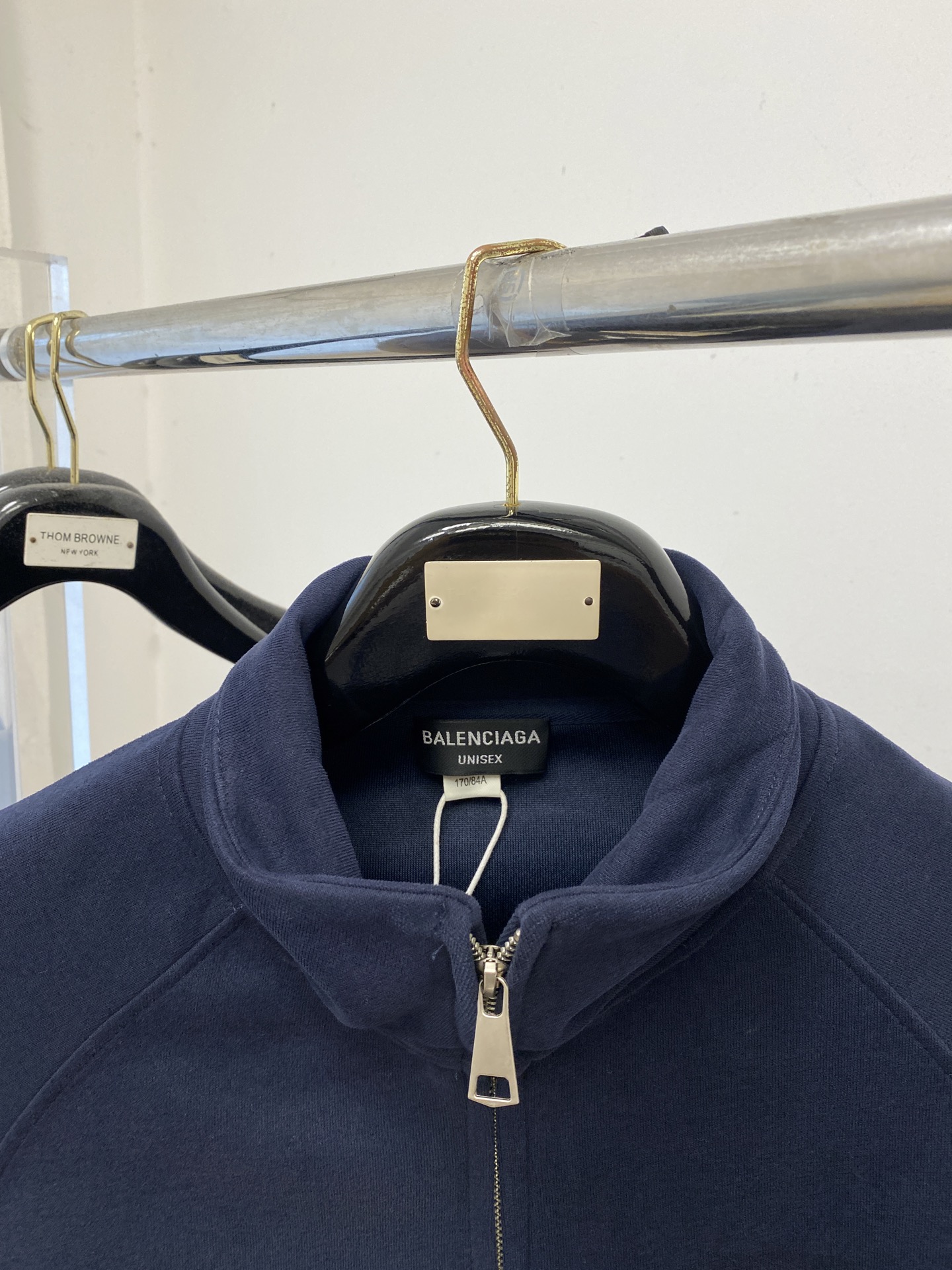 巴黎世家、2025新品卫衣外套，帅气时尚，胸前五金装饰字母logo，简约百搭款。面料棉 不仅挺括，保持潮