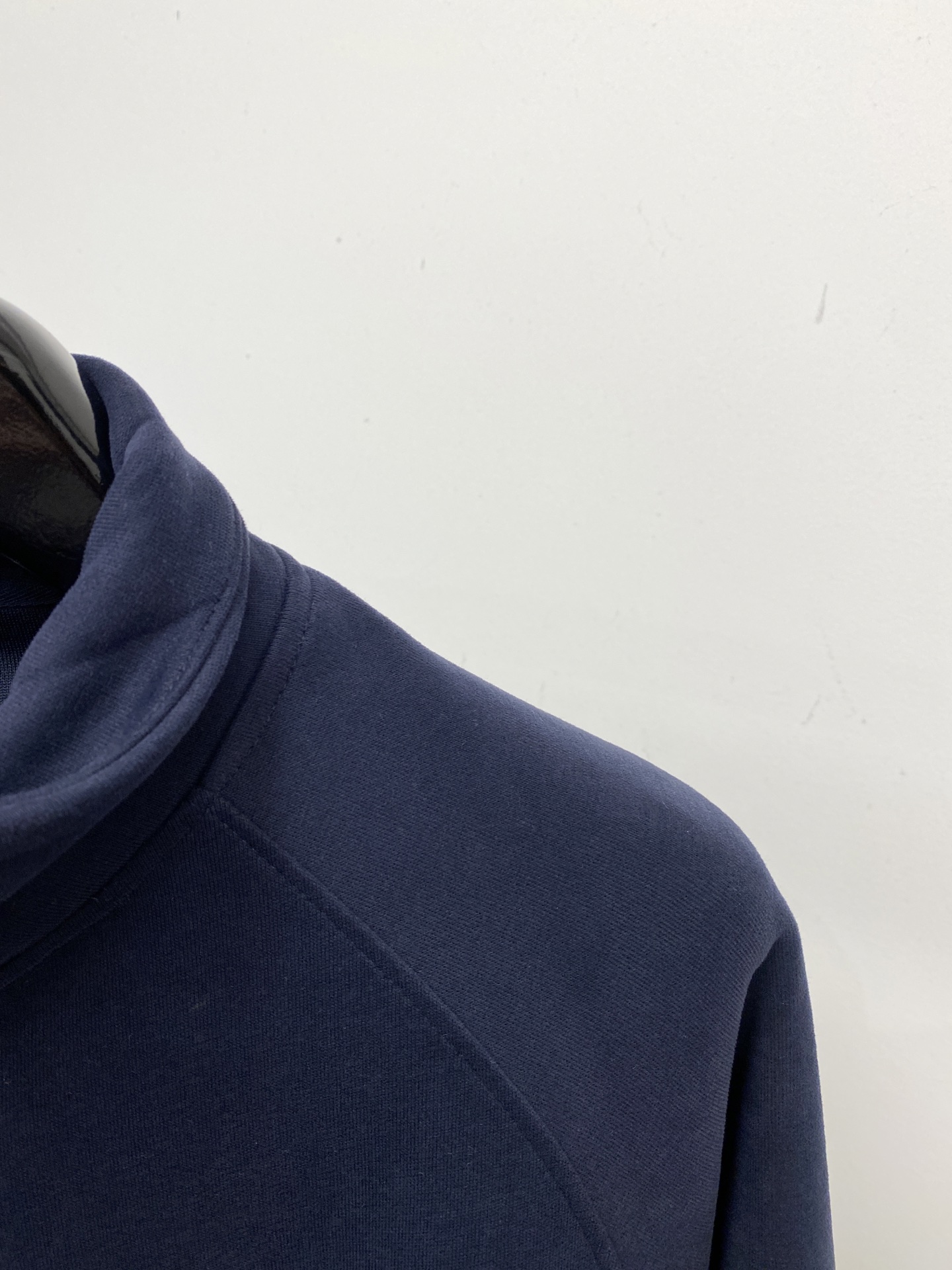 巴黎世家、2025新品卫衣外套，帅气时尚，胸前五金装饰字母logo，简约百搭款。面料棉 不仅挺括，保持潮