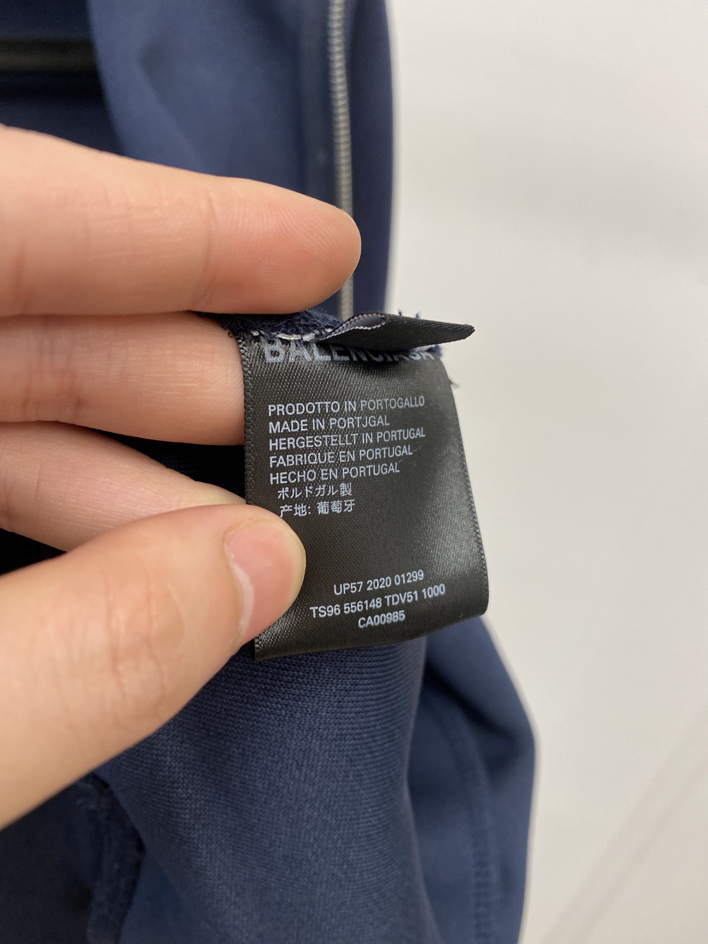 巴黎世家、2025新品卫衣外套，帅气时尚，胸前五金装饰字母logo，简约百搭款。面料棉 不仅挺括，保持潮