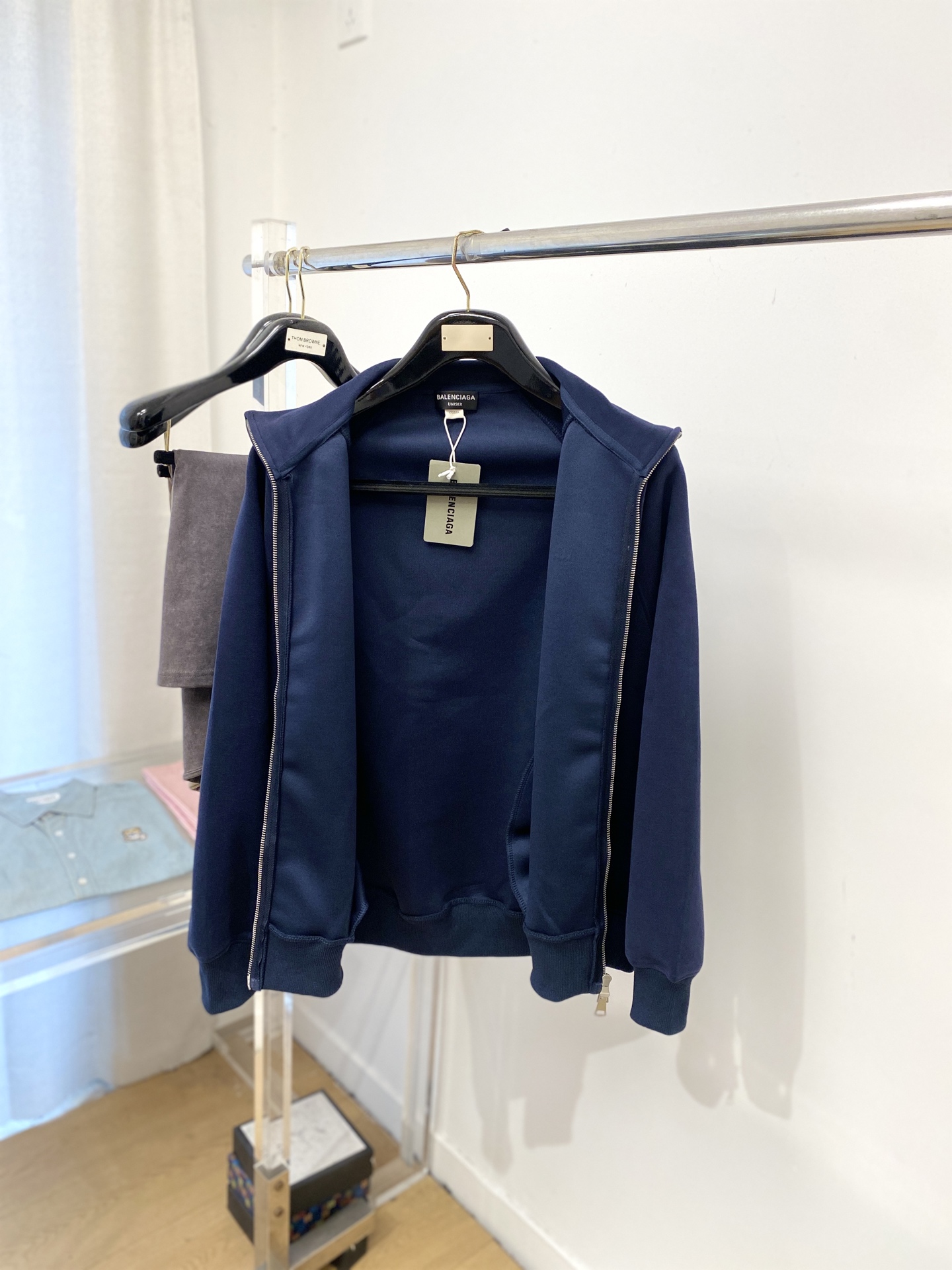 巴黎世家、2025新品卫衣外套，帅气时尚，胸前五金装饰字母logo，简约百搭款。面料棉 不仅挺括，保持潮