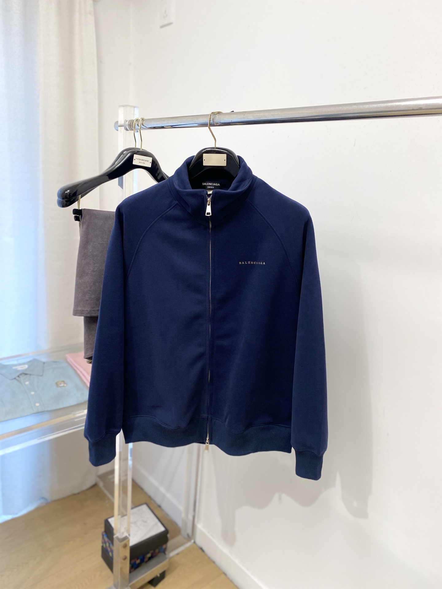 巴黎世家、2025新品卫衣外套，帅气时尚，胸前五金装饰字母logo，简约百搭款。面料棉 不仅挺括，保持潮