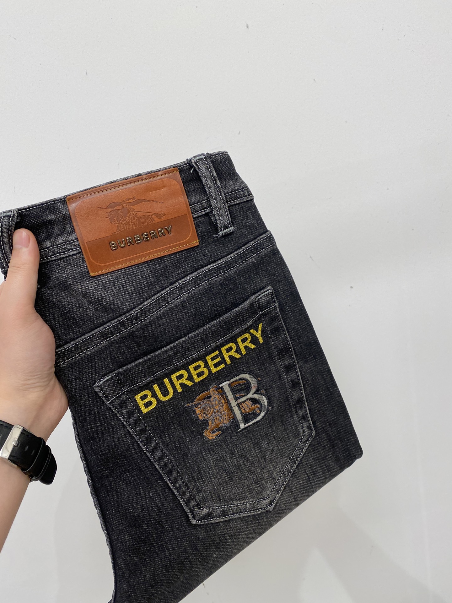 巴宝莉、2025最新品，专柜同步有售，原单狠货，水洗休闲牛仔裤，进口原版水洗弹力面料，舒适有弹性，原版五