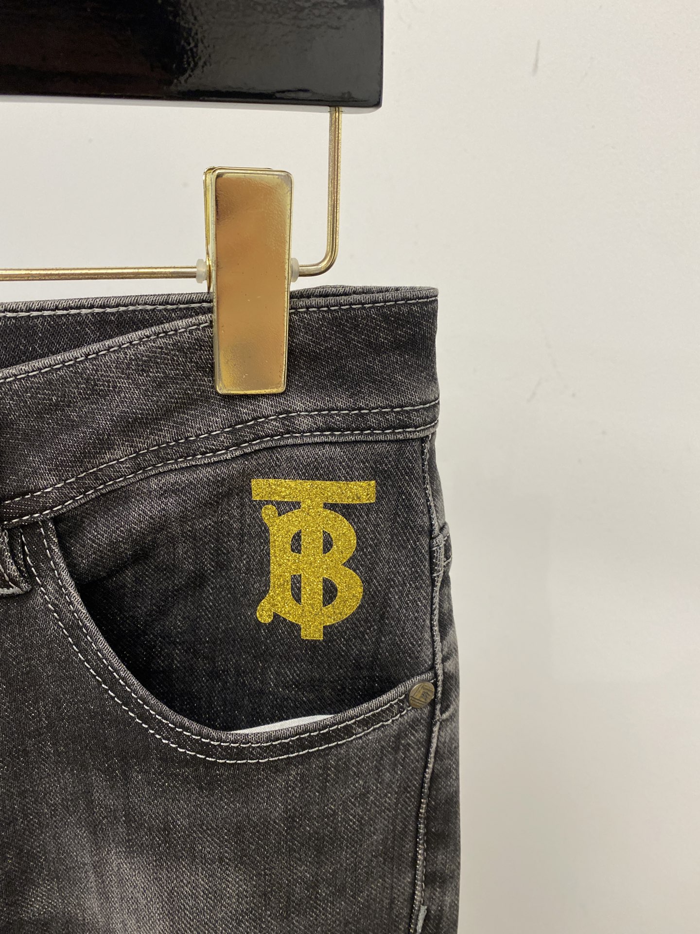 巴宝莉、2025最新品，专柜同步有售，原单狠货，水洗休闲牛仔裤，进口原版水洗弹力面料，舒适有弹性，原版五
