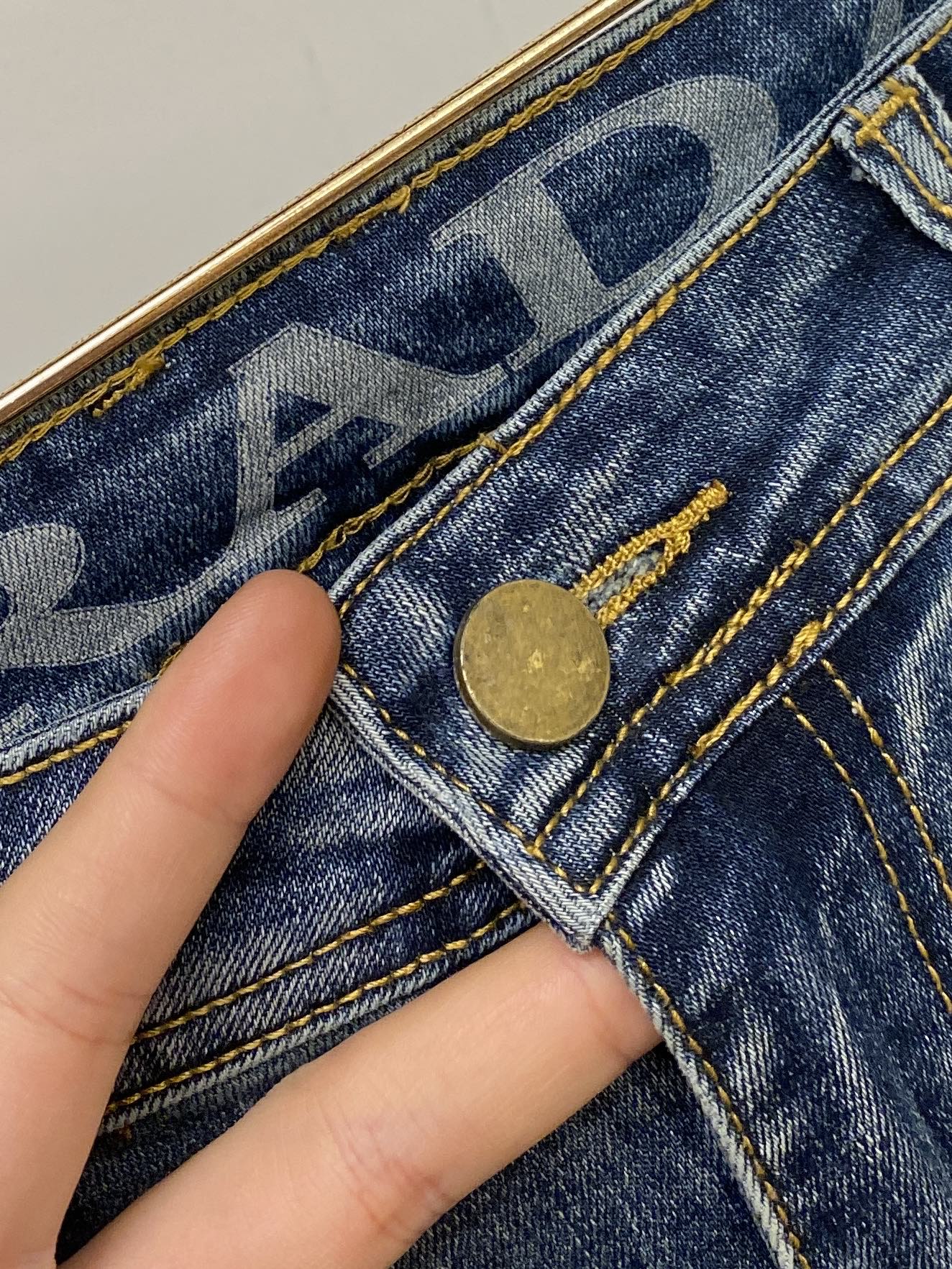 普拉达、2025最新品，专柜同步有售，原单狠货，水洗休闲牛仔裤，进口原版水洗弹力面料，舒适有弹性，原版五