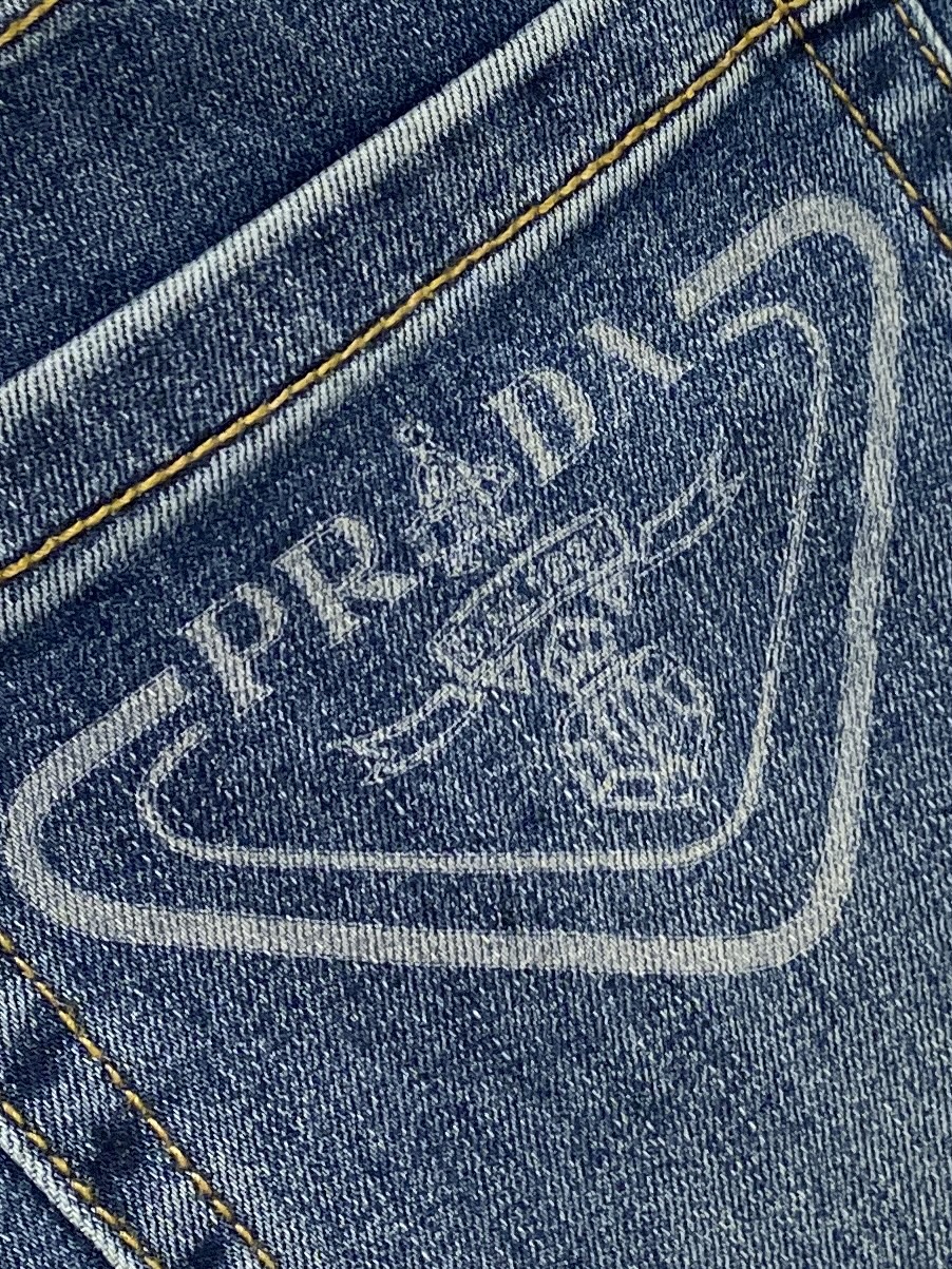 普拉达、2025最新品，专柜同步有售，原单狠货，水洗休闲牛仔裤，进口原版水洗弹力面料，舒适有弹性，原版五