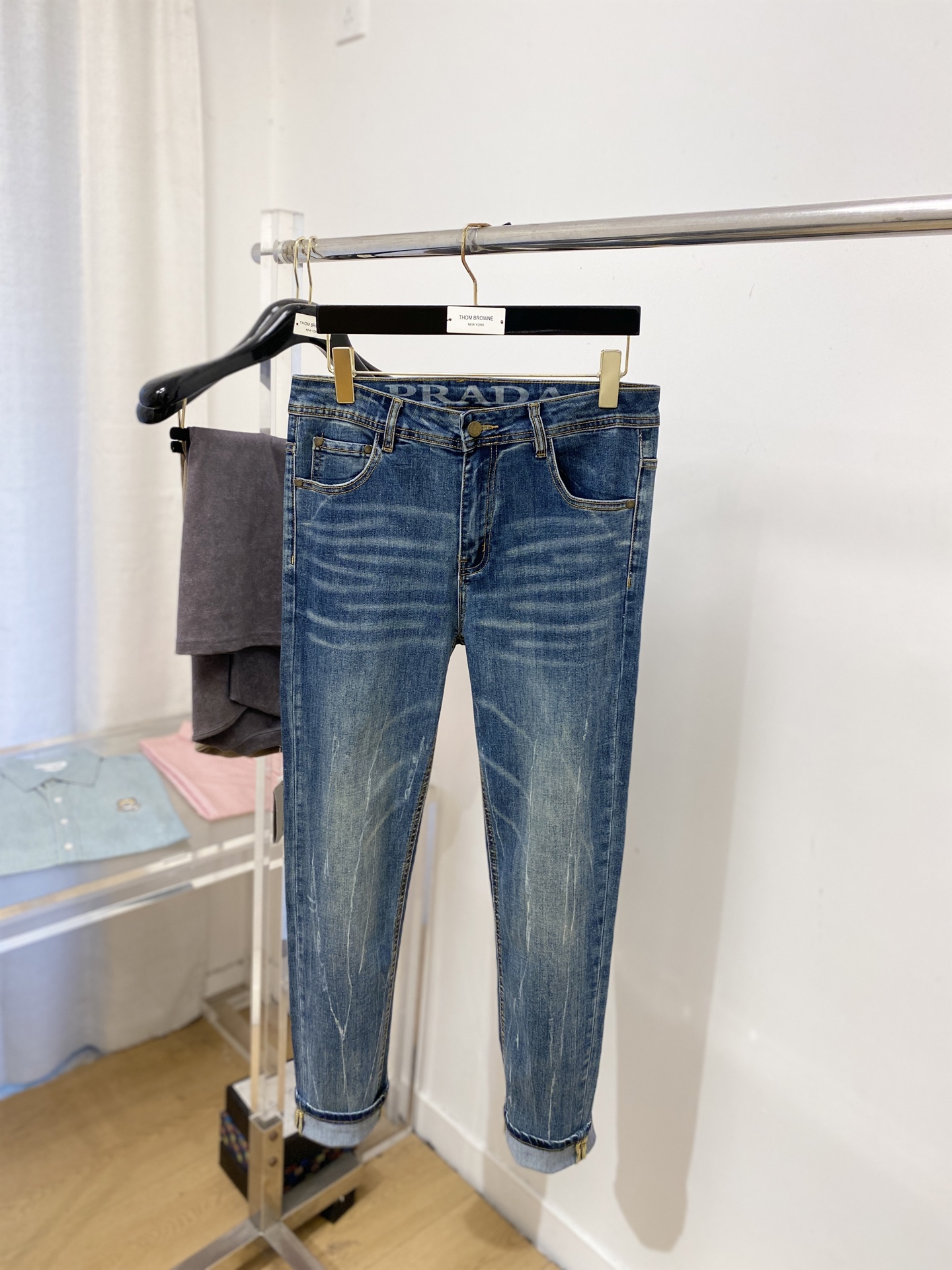普拉达、2025最新品，专柜同步有售，原单狠货，水洗休闲牛仔裤，进口原版水洗弹力面料，舒适有弹性，原版五