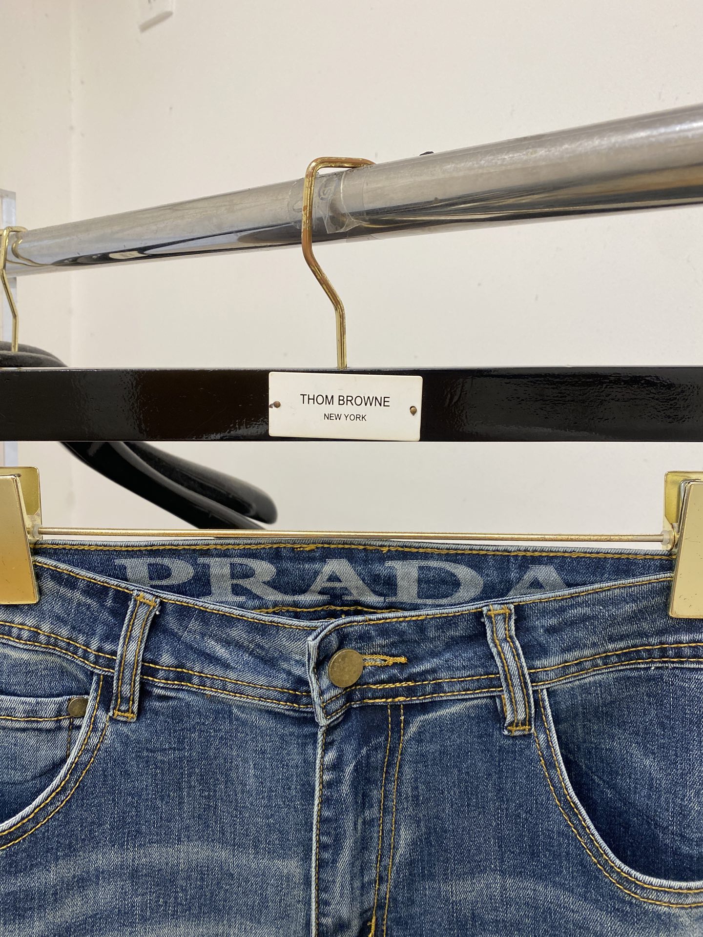 普拉达、2025最新品，专柜同步有售，原单狠货，水洗休闲牛仔裤，进口原版水洗弹力面料，舒适有弹性，原版五