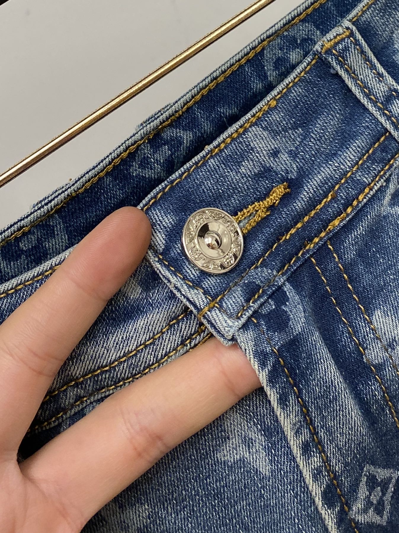 LV、2025最新品，专柜同步有售，原单狠货，水洗休闲牛仔裤，进口原版水洗弹力面料，舒适有弹性，原版五金