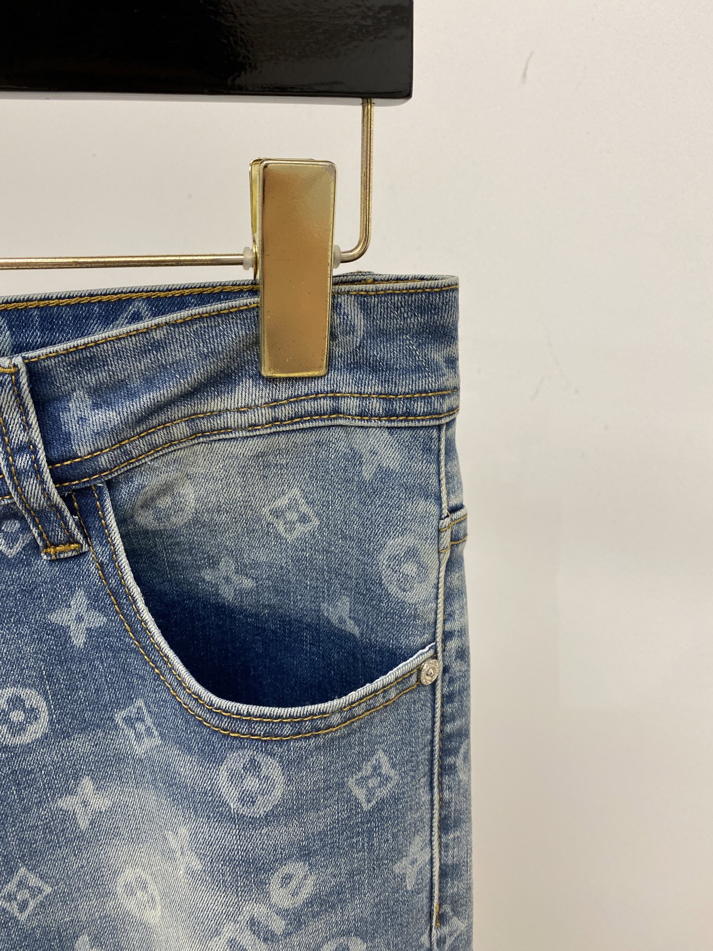 LV、2025最新品，专柜同步有售，原单狠货，水洗休闲牛仔裤，进口原版水洗弹力面料，舒适有弹性，原版五金