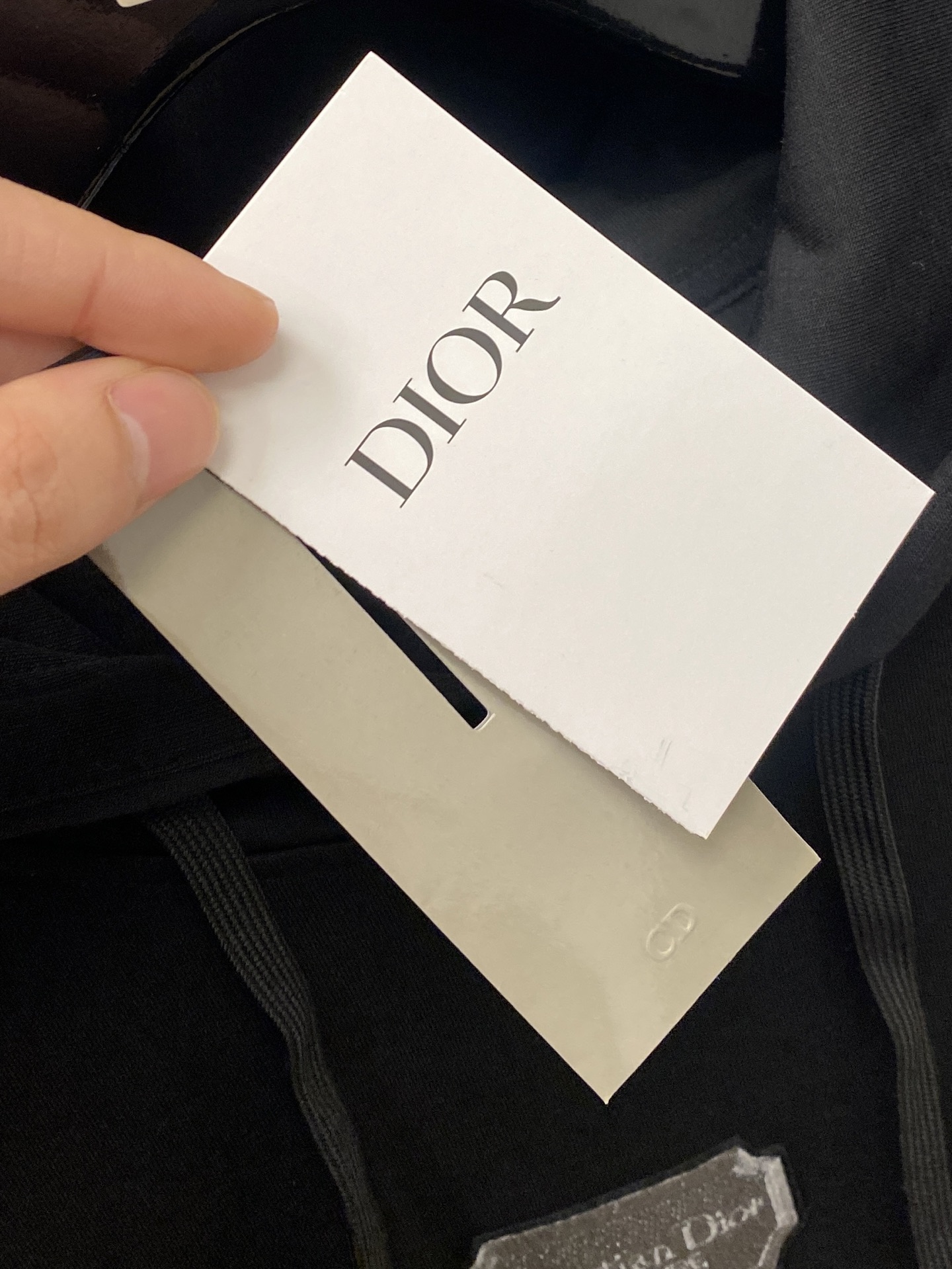 迪奥、2025新品卫衣，帅气时尚，胸口精致刺绣字母logo，简约百搭款。面料棉 不仅挺括，保持潮流的廓形