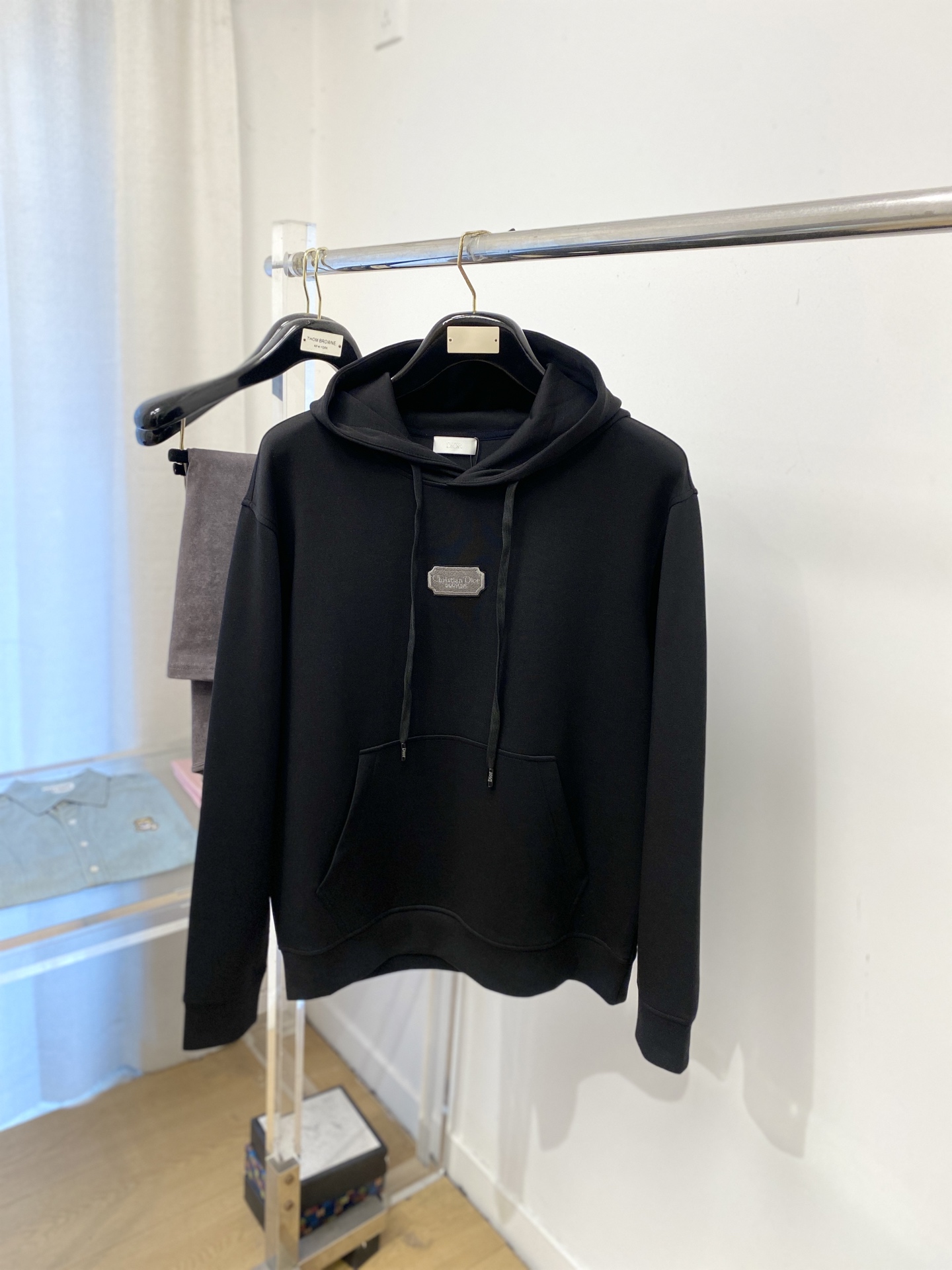 NO:681611,Dior, 2025 new sweatshirt, handsome and fashionable, with exquisite embroidered letter logo on the chest, simple and versatile. The fabric cotton is not only crisp and maintains the trendy silhouette, but also comfortable to wear, and the yarn is more delicate. Size M-3XL, dior, hoodie, sweatshirts,19860909迪奥、2025新品卫衣,帅气时尚,胸口精致刺绣字母logo,简约百搭款.面料棉 不仅挺括,保持潮流的廓形,又穿着舒适,纱织更细腻,码数M-3XL,,dior,hoodie,sweatshirts,,Men's clothing