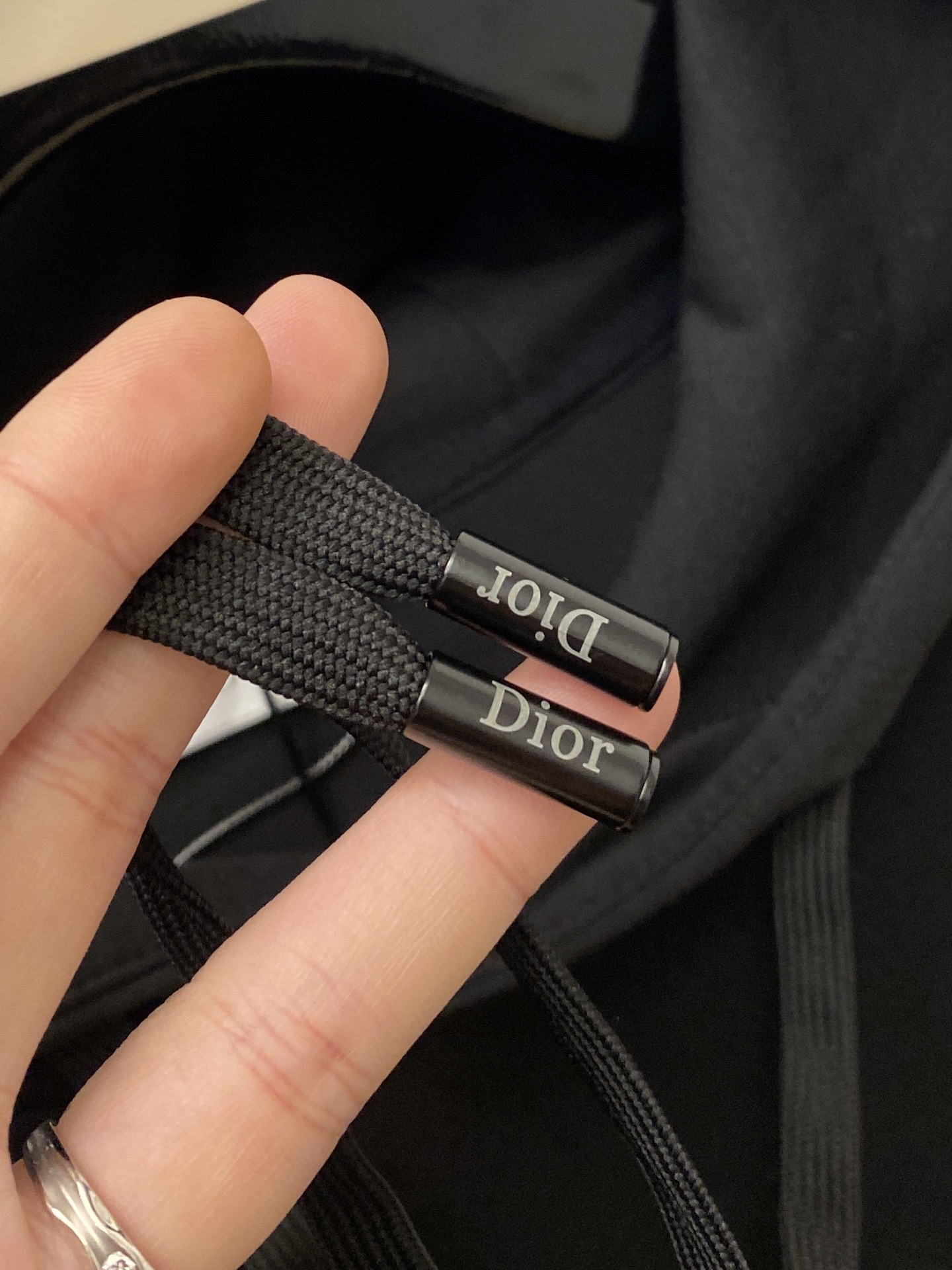 迪奥、2025新品卫衣，帅气时尚，胸口精致刺绣字母logo，简约百搭款。面料棉 不仅挺括，保持潮流的廓形