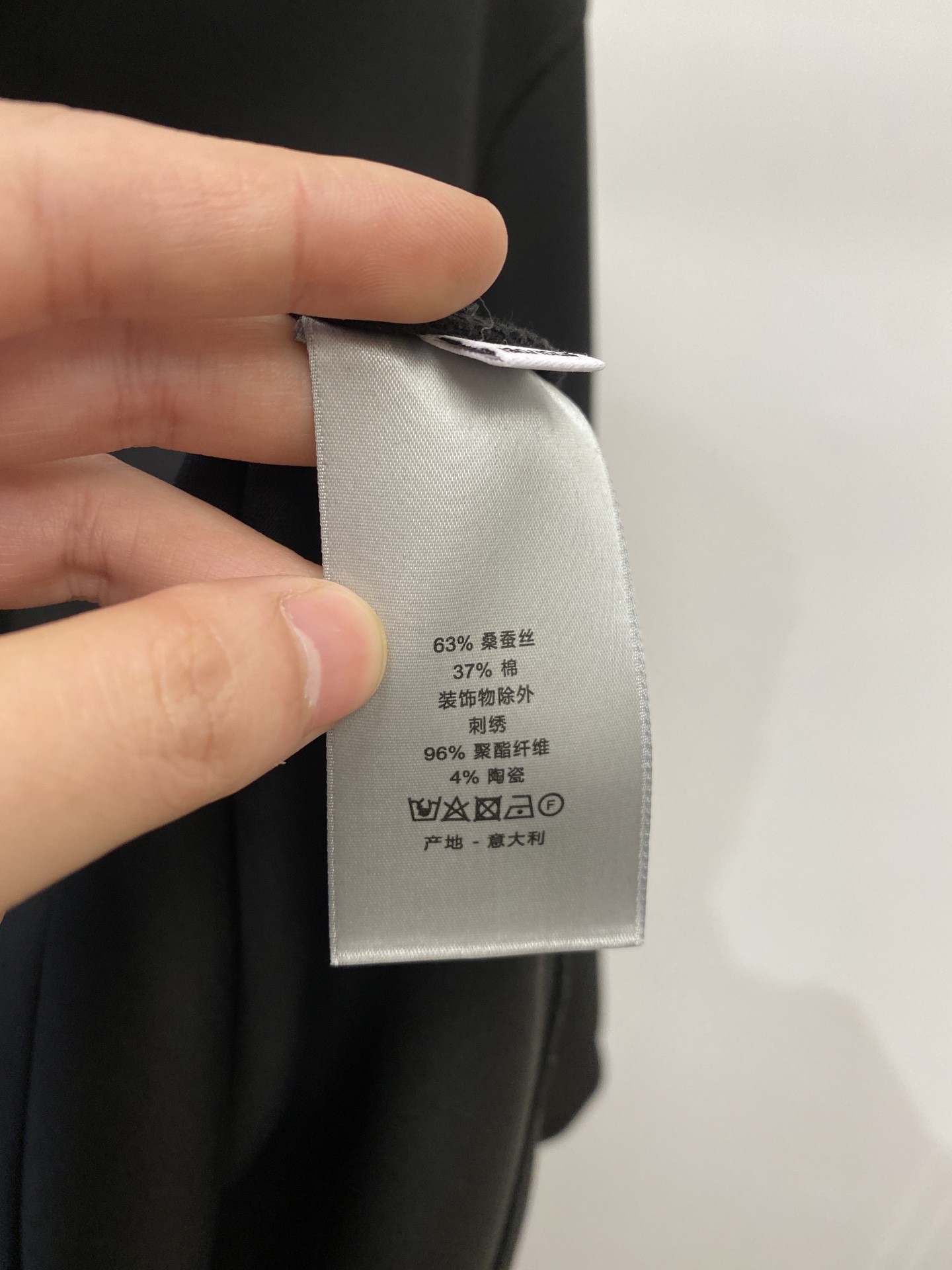 迪奥、2025新品卫衣，帅气时尚，胸口精致刺绣字母logo，简约百搭款。面料棉 不仅挺括，保持潮流的廓形