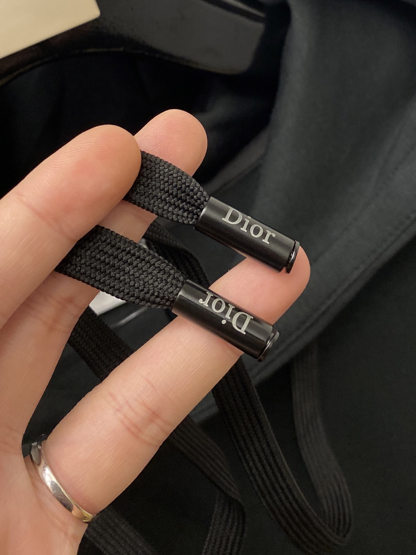 迪奥、2025新品卫衣，帅气时尚，胸口精致刺绣字母logo，简约百搭款。面料棉 不仅挺括，保持潮流的廓形