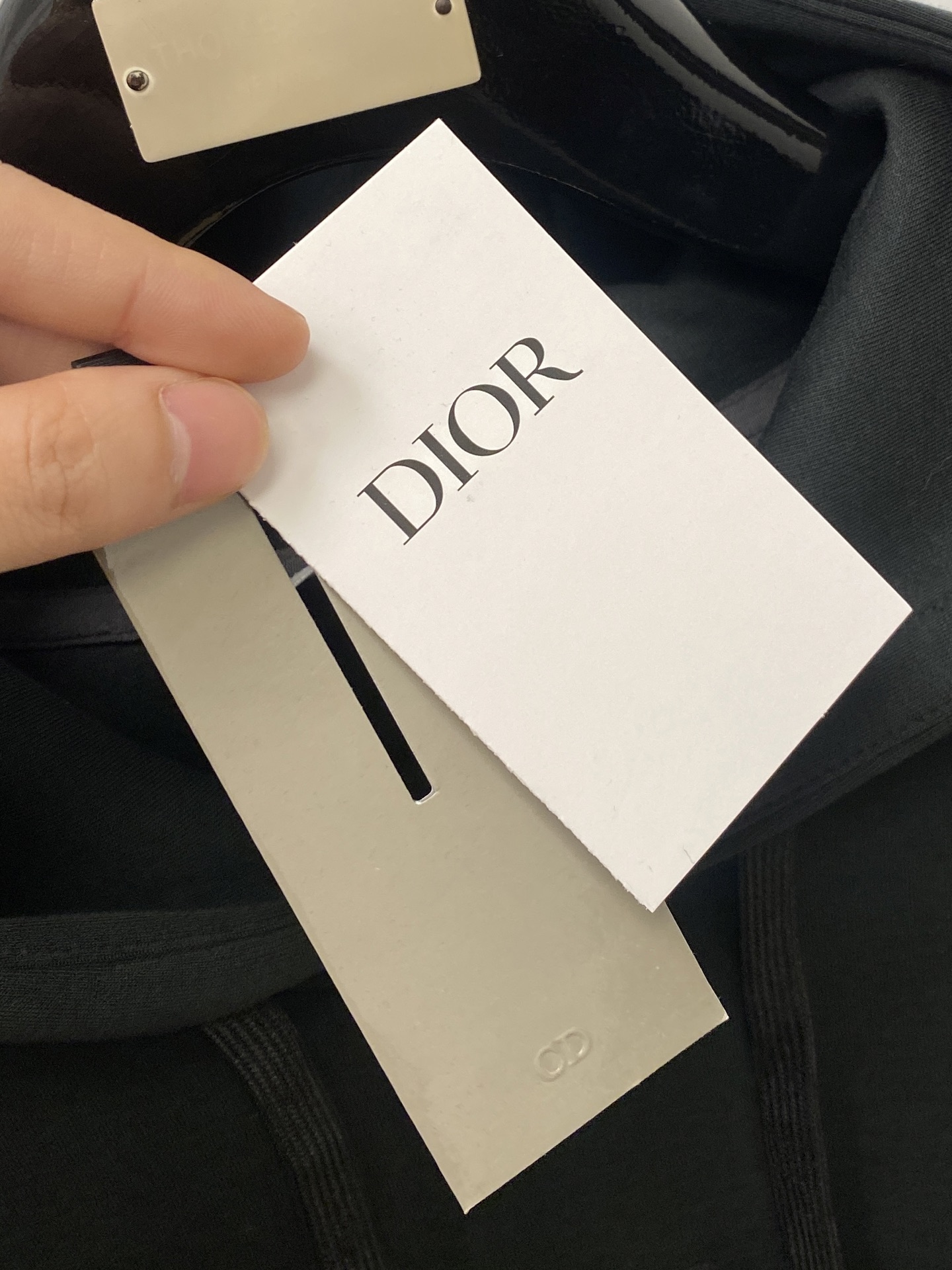 迪奥、2025新品卫衣，帅气时尚，胸口精致刺绣字母logo，简约百搭款。面料棉 不仅挺括，保持潮流的廓形