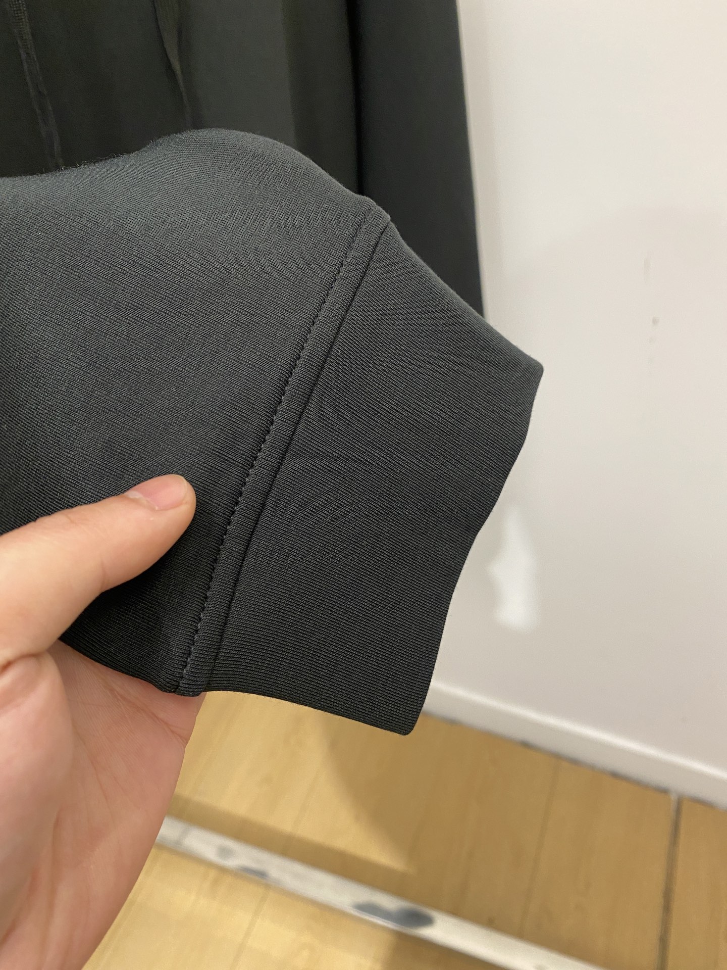 迪奥、2025新品卫衣，帅气时尚，胸口精致刺绣字母logo，简约百搭款。面料棉 不仅挺括，保持潮流的廓形