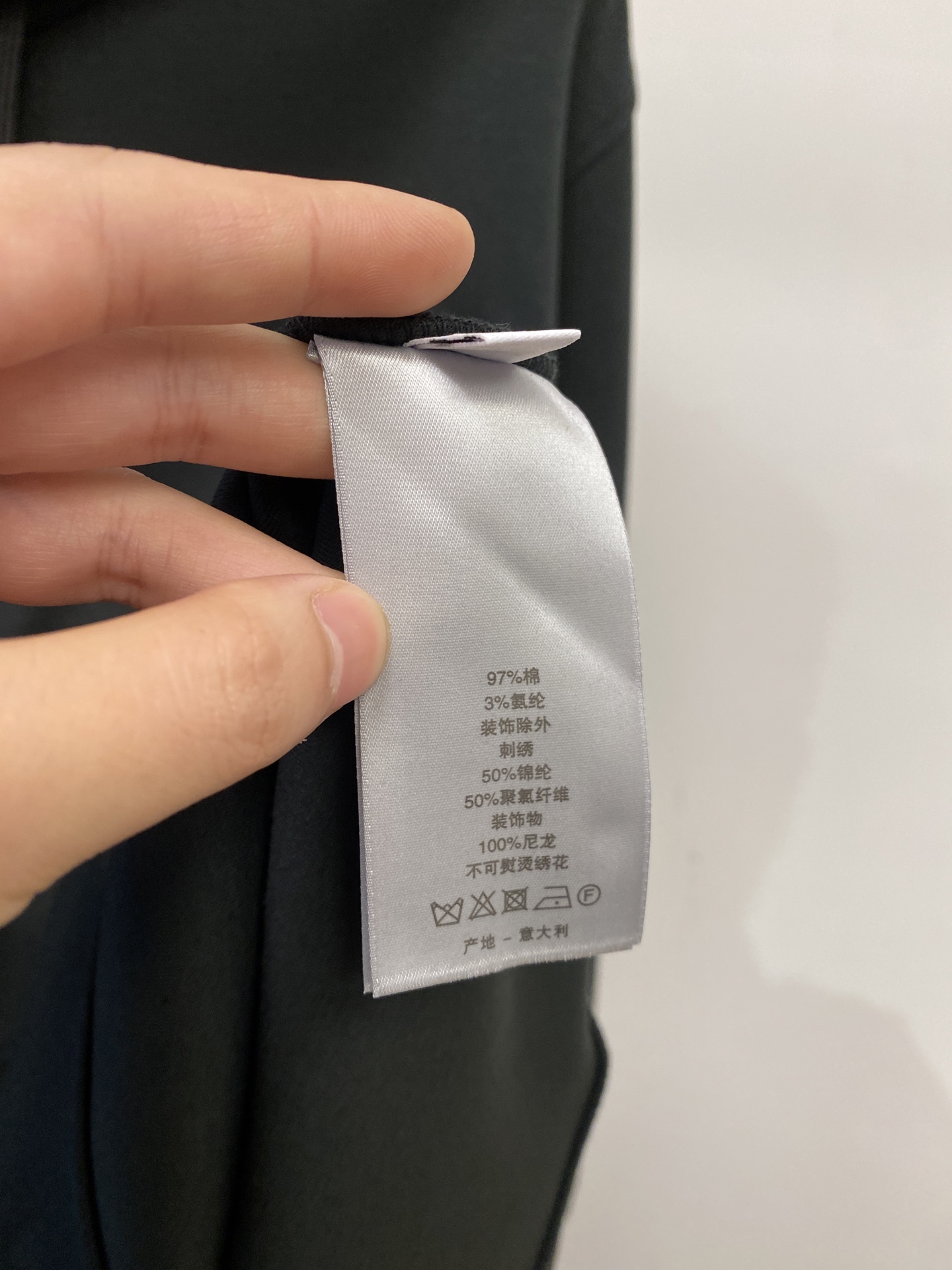 迪奥、2025新品卫衣，帅气时尚，胸口精致刺绣字母logo，简约百搭款。面料棉 不仅挺括，保持潮流的廓形