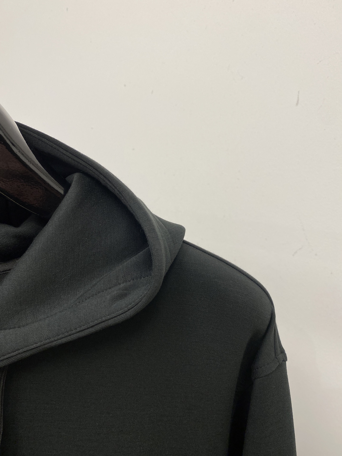 迪奥、2025新品卫衣，帅气时尚，胸口精致刺绣字母logo，简约百搭款。面料棉 不仅挺括，保持潮流的廓形