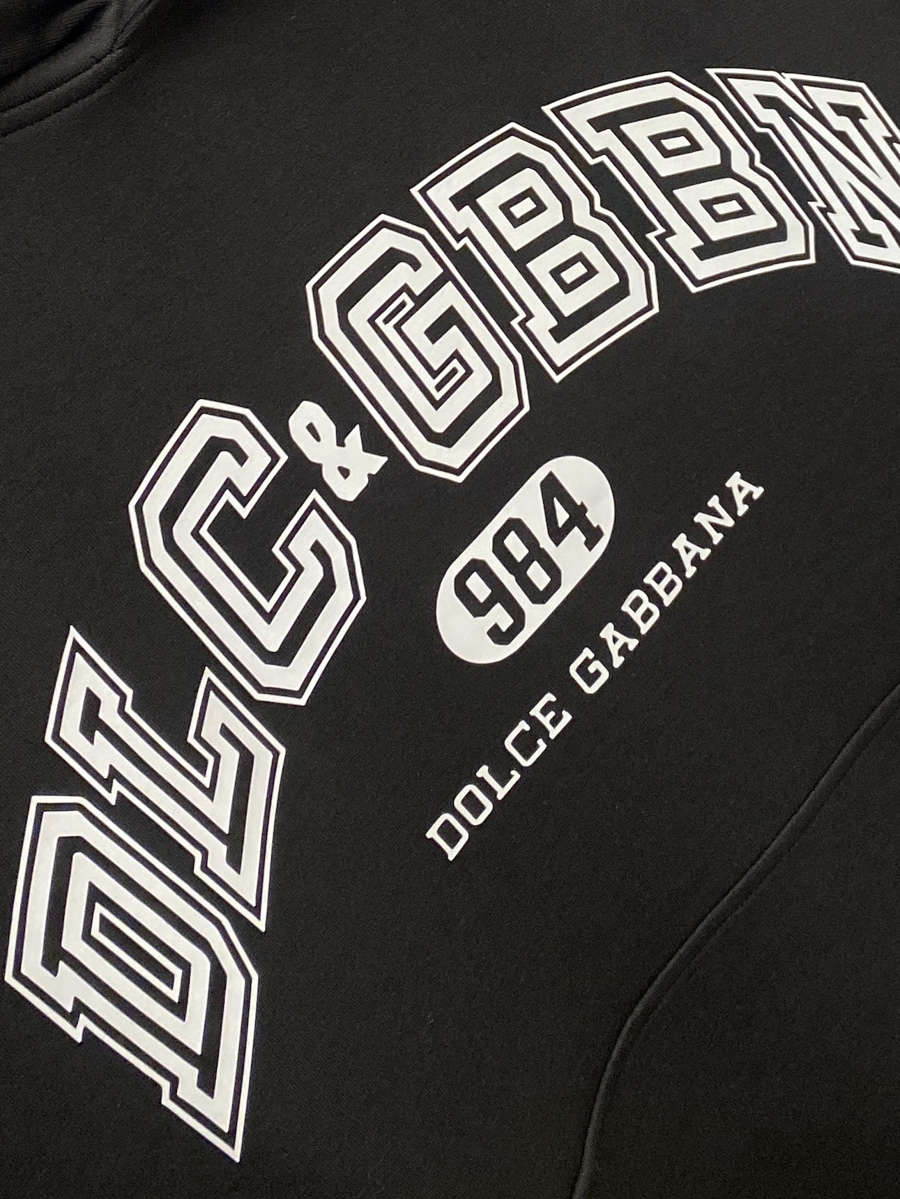 DG、2025新品卫衣，帅气时尚，胸口顶级印胶字母logo，简约百搭款。面料棉 不仅挺括，保持潮流的廓形