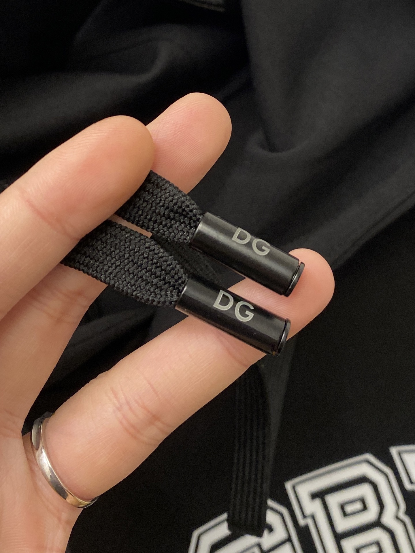 DG、2025新品卫衣，帅气时尚，胸口顶级印胶字母logo，简约百搭款。面料棉 不仅挺括，保持潮流的廓形