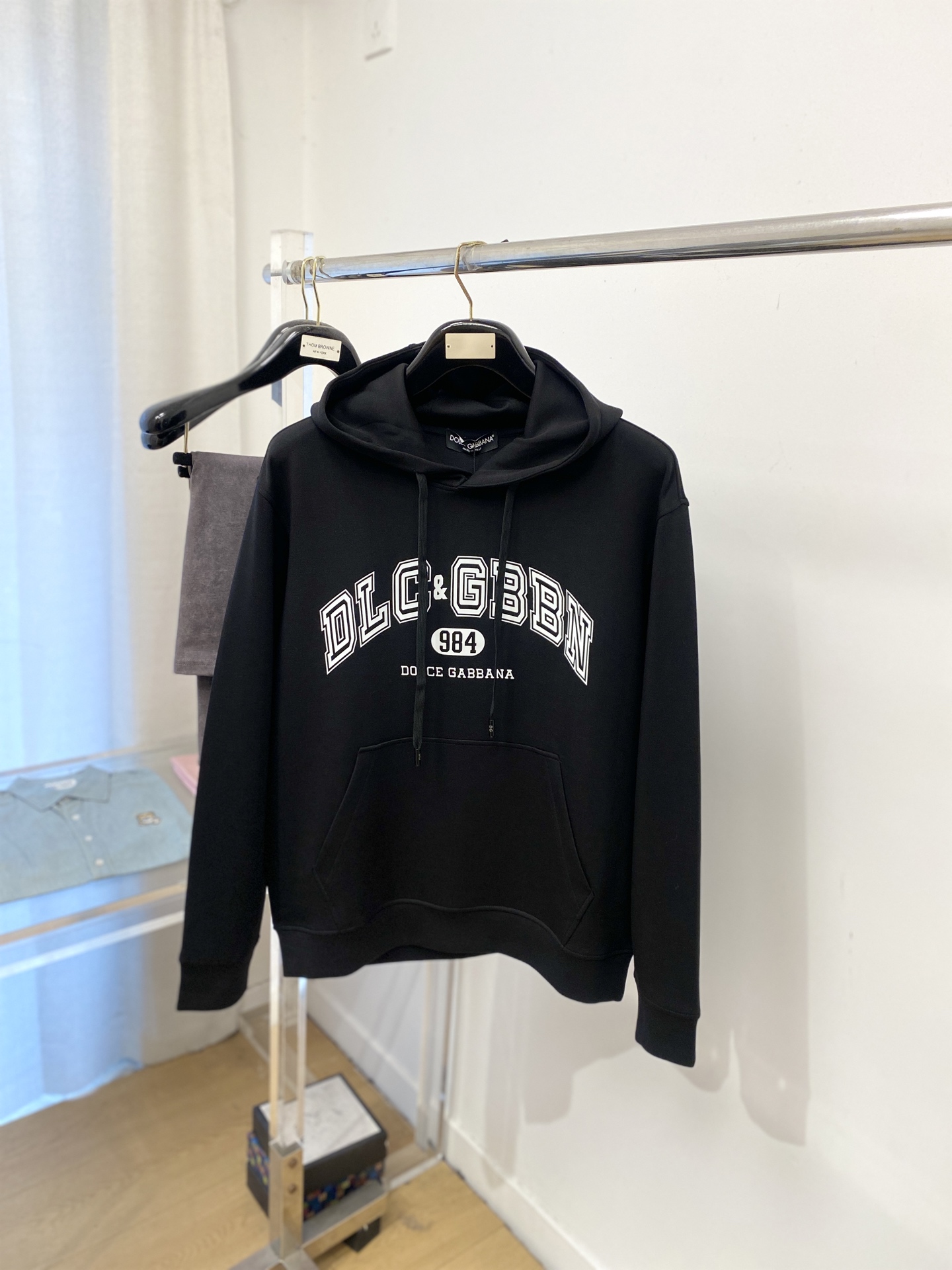 NO:681603,DG, 2025 new sweatshirt, handsome and fashionable, top-notch printed letter logo on the chest, simple and versatile. The fabric cotton is not only crisp and maintains the trendy silhouette, but also comfortable to wear, and the yarn is more delicate. The size is M-3XL,, hoodie, sweatshirts,19860909DG、2025新品卫衣,帅气时尚,胸口顶级印胶字母logo,简约百搭款.面料棉 不仅挺括,保持潮流的廓形,又穿着舒适,纱织更细腻,码数M-3XL,,hoodie,sweatshirts,,Men's clothing