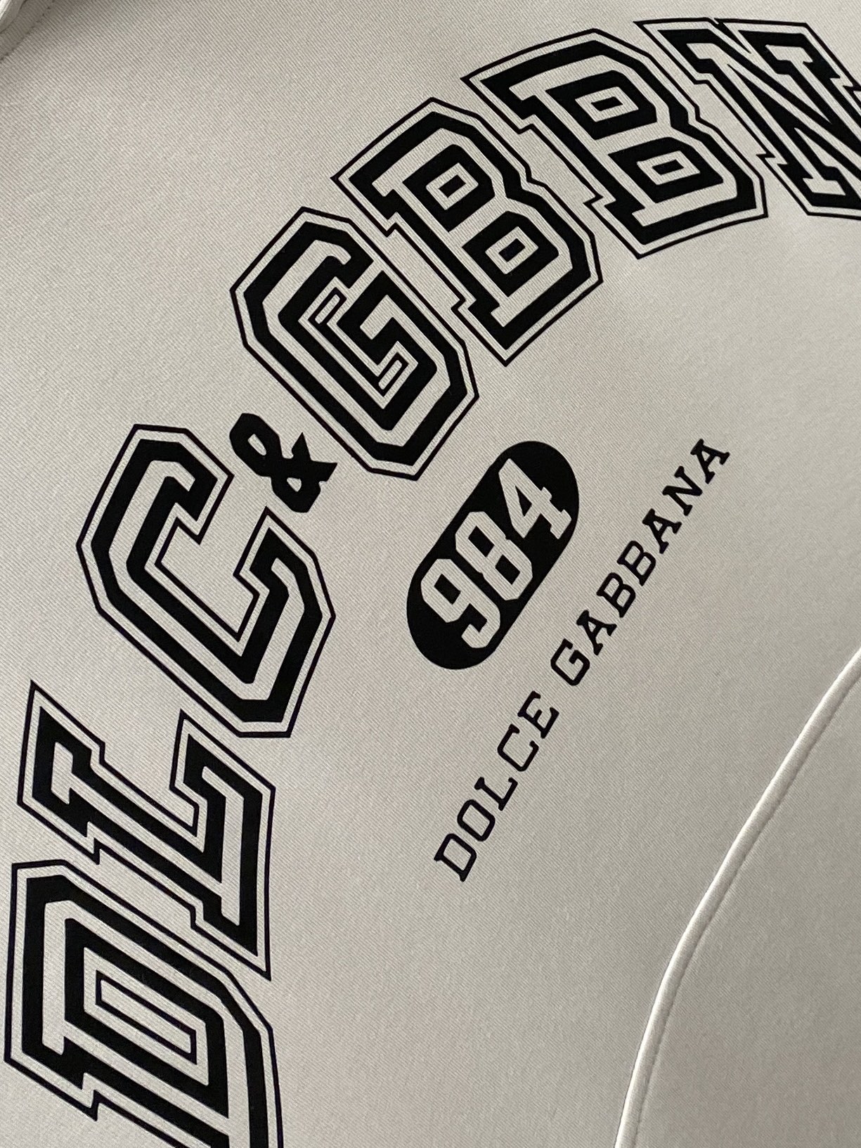 DG、2025新品卫衣，帅气时尚，胸口顶级印胶字母logo，简约百搭款。面料棉 不仅挺括，保持潮流的廓形