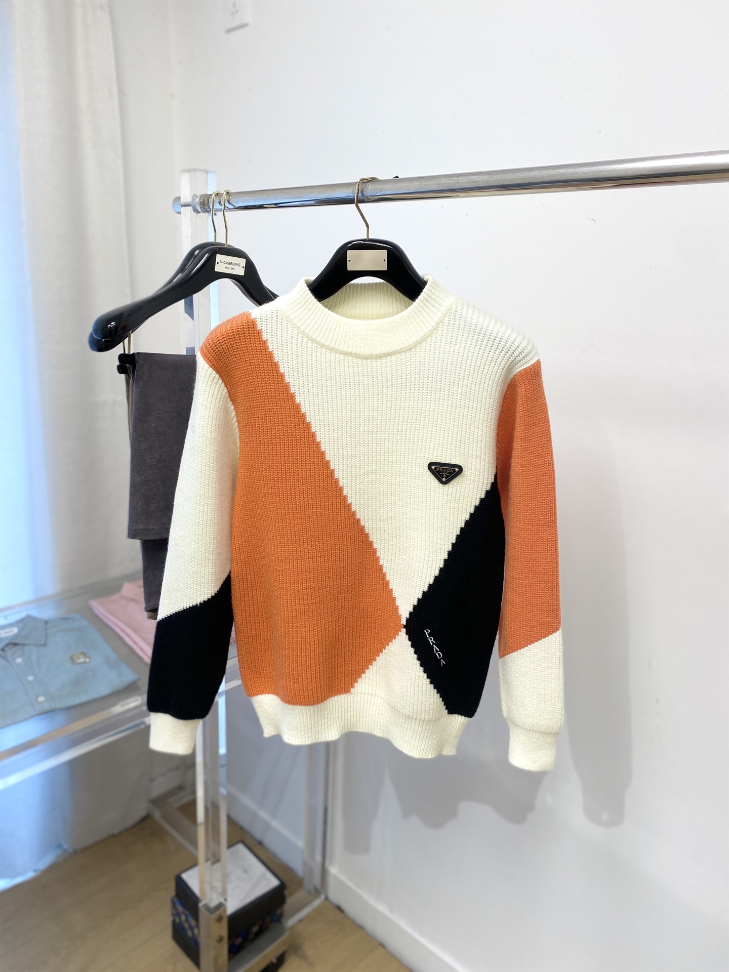 NO:681620,Prada, 2025 new woolen sweaters have a delicate and soft feel that can be directly contacted with the skin, allowing the warm yarn to change into a delicate texture. The top-notch craftsmanship is very distinctive and colorful, and the style is simple, elegant and exquisite. The three-dimensional tailoring design makes the entire sweater upper body full of youthful vitality and vitality. It is recommended to be a must-have for autumn and winter. Sizes M-3XL, prada, sweaters,19860909普拉达、2025新品羊毛衣 具有手感细腻柔软,可直接与肌肤接触,让暖心的纱线变化出细腻的质感,顶级工艺极具特色出彩,款式简约大方精美 立体剪裁的版型设计,让整款毛衣上身尽显青春活力和朝气,推荐款秋冬季穿搭必备.尺码M-3XL,,prada,sweaters,,Men's clothing