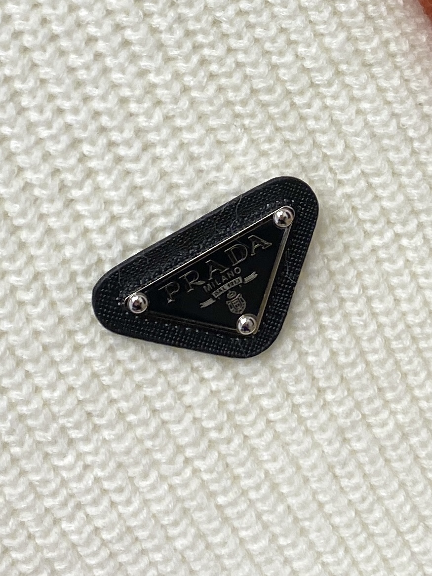 支持年后退换！ 普拉达、2025新品羊毛衣 具有手感细腻柔软，可直接与肌肤接触，让暖心的纱线变化出细腻的