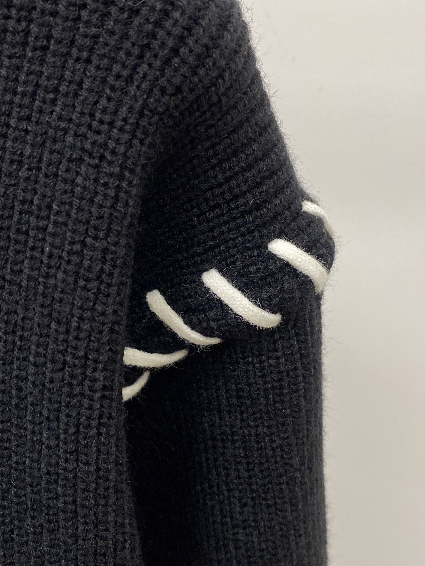 支持年后退换！ 罗意威、2025新品羊毛衣 具有手感细腻柔软，可直接与肌肤接触，让暖心的纱线变化出细腻的