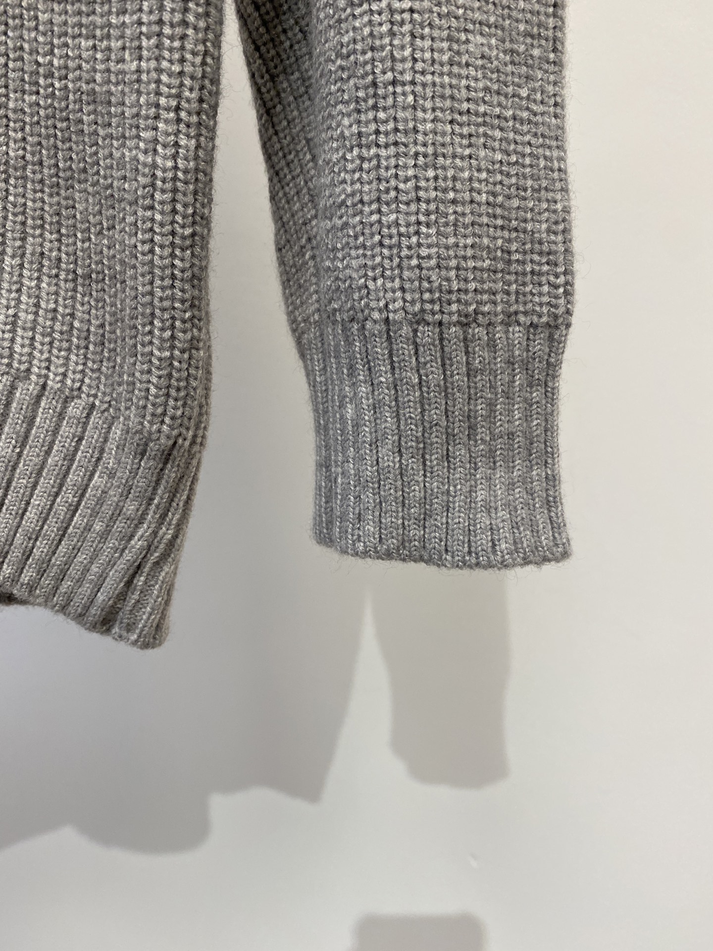 支持年后退换！ 罗意威、2025新品羊毛衣 具有手感细腻柔软，可直接与肌肤接触，让暖心的纱线变化出细腻的