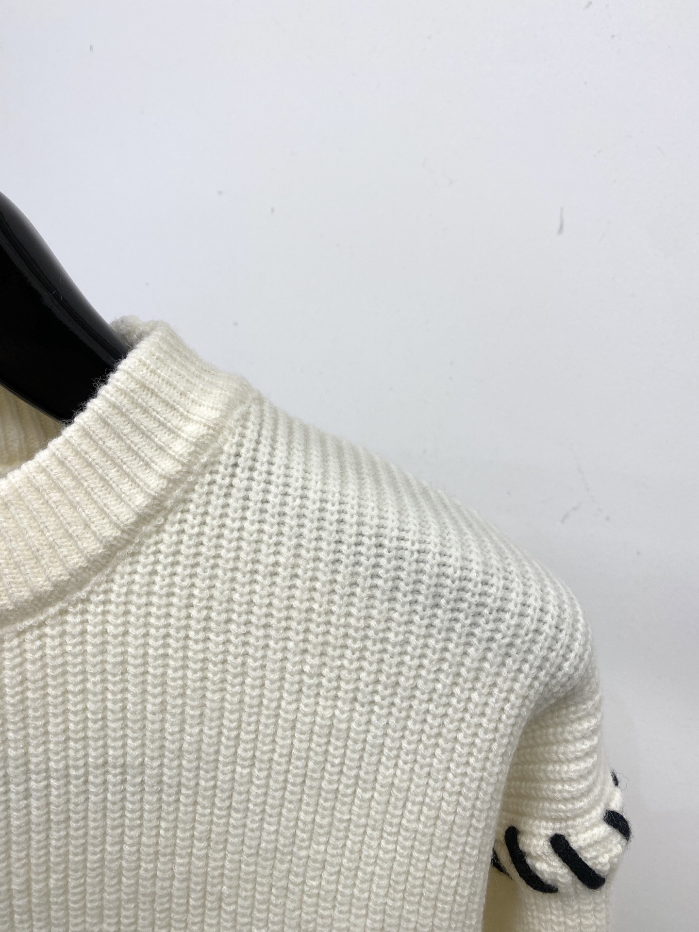 支持年后退换！ 罗意威、2025新品羊毛衣 具有手感细腻柔软，可直接与肌肤接触，让暖心的纱线变化出细腻的