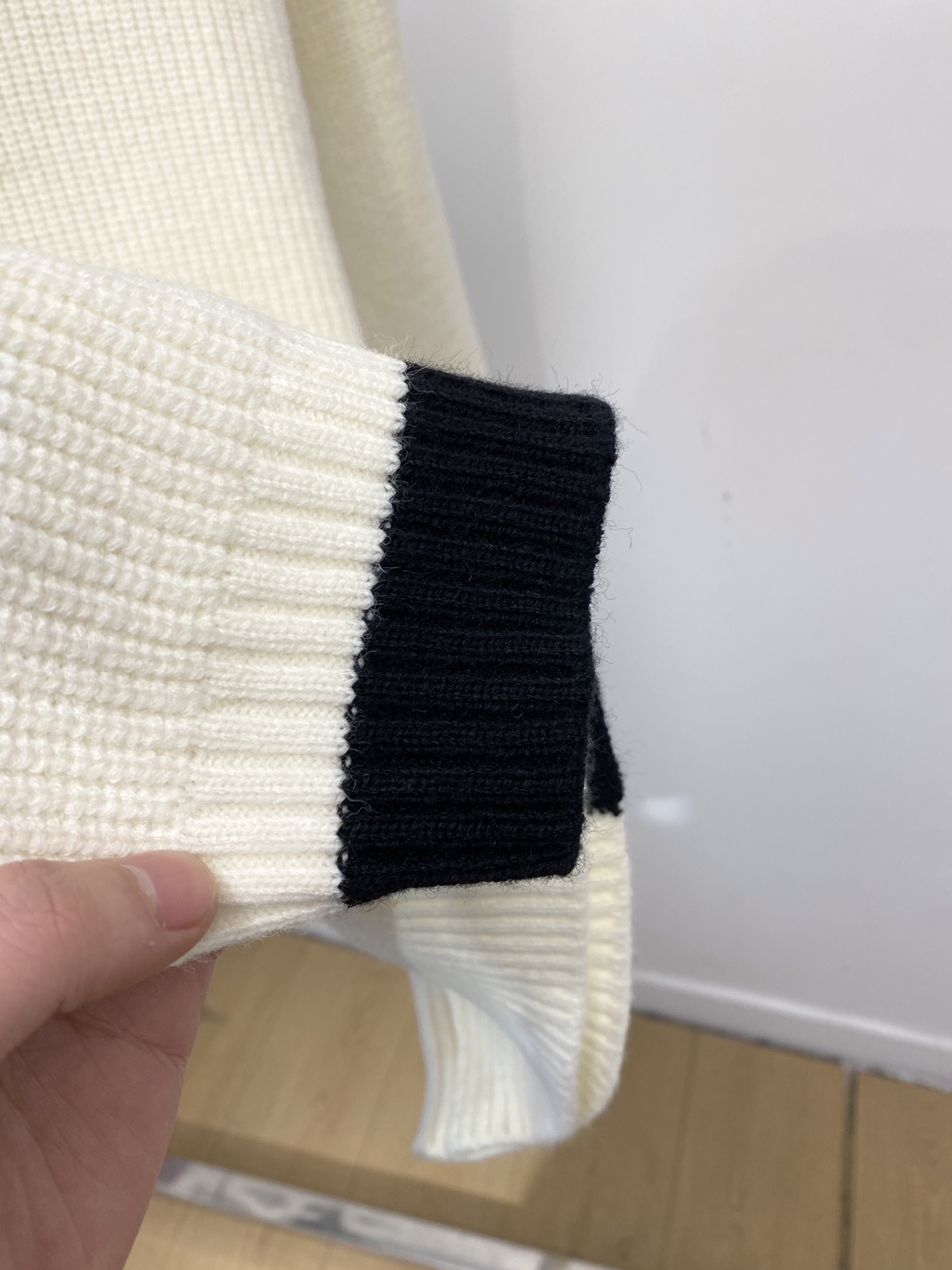 支持年后退换！ 罗意威、2025新品羊毛衣 具有手感细腻柔软，可直接与肌肤接触，让暖心的纱线变化出细腻的