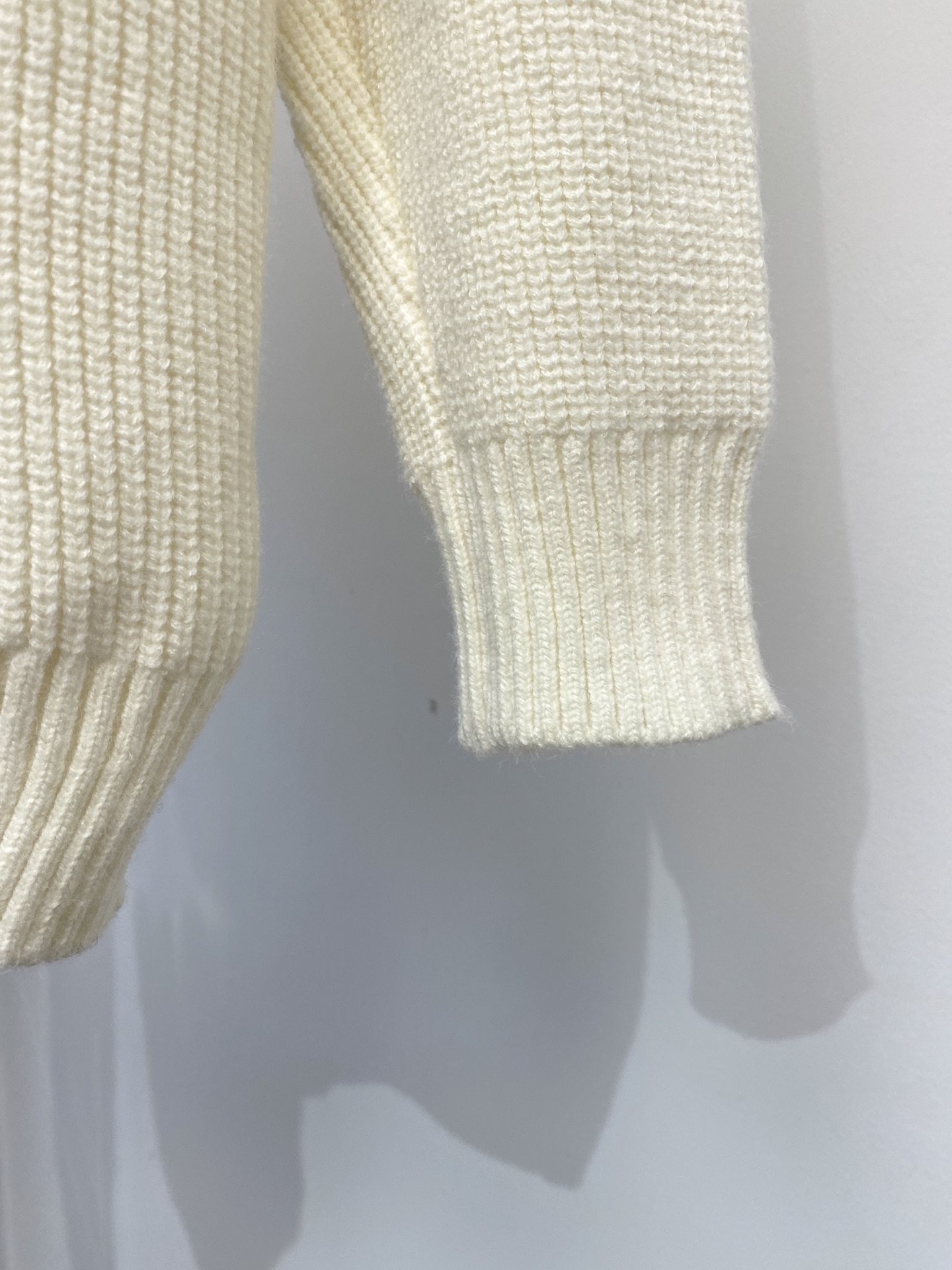 支持年后退换！ 罗意威、2025新品羊毛衣 具有手感细腻柔软，可直接与肌肤接触，让暖心的纱线变化出细腻的