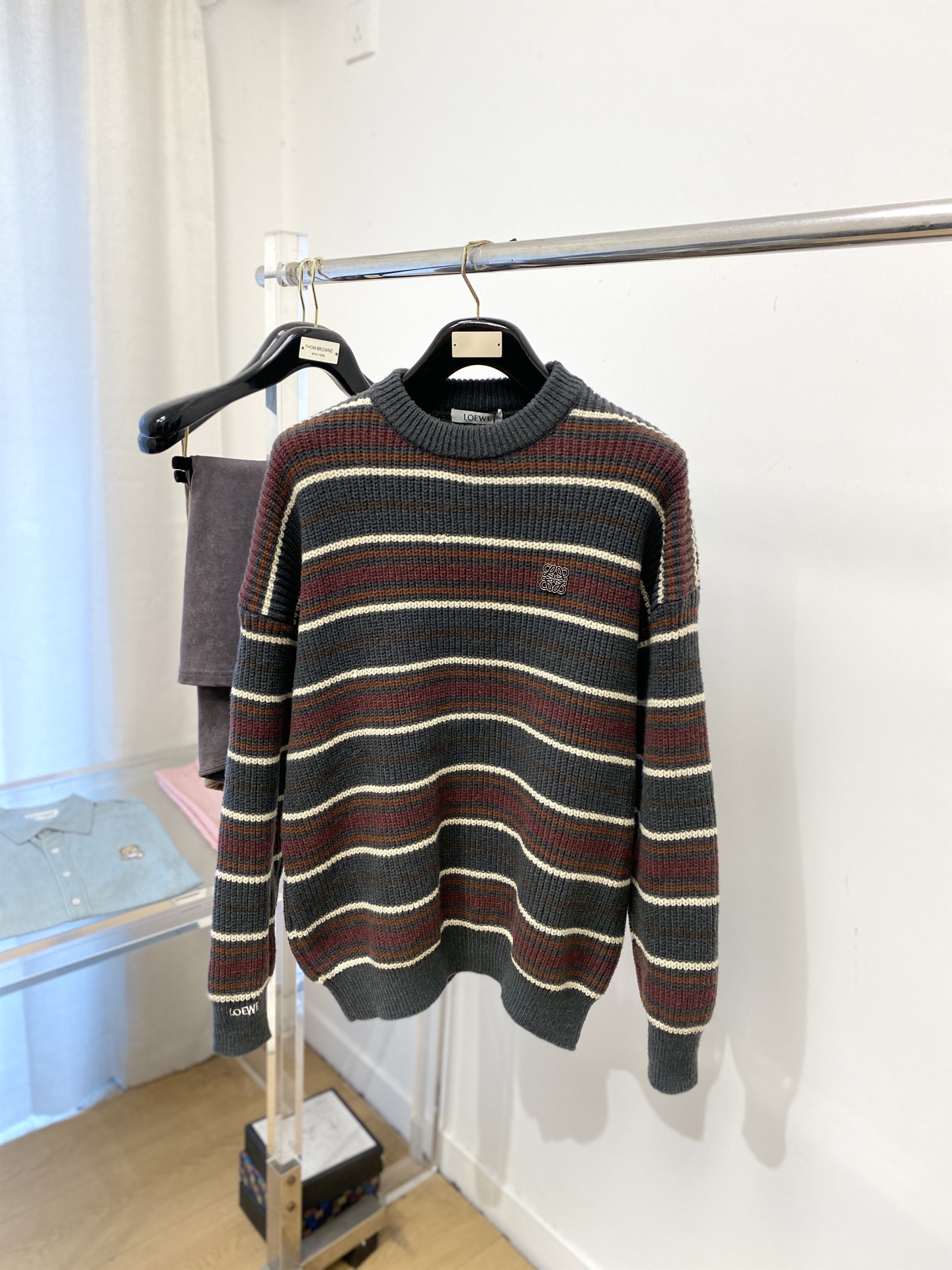 NO:681628,Loewe, the 2025 new woolen sweater, has a delicate and soft feel that can be directly contacted with the skin, allowing the warm yarn to change into a delicate texture. The top-notch craftsmanship is very distinctive and colorful, and the style is simple, elegant and exquisite. The three-dimensional tailoring design makes the entire sweater upper body full of youthful vitality and vitality. It is recommended to be a must-have for autumn and winter. Sizes M-3XL, loewe, sweaters,19860909罗意威、2025新品羊毛衣 具有手感细腻柔软,可直接与肌肤接触,让暖心的纱线变化出细腻的质感,顶级工艺极具特色出彩,款式简约大方精美 立体剪裁的版型设计,让整款毛衣上身尽显青春活力和朝气,推荐款秋冬季穿搭必备.尺码M-3XL,,loewe,sweaters,,Men's clothing