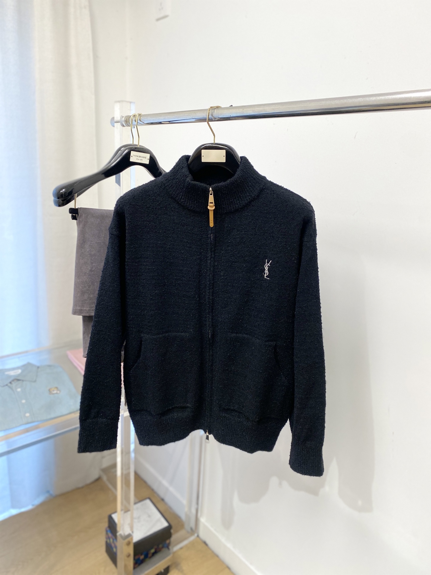 支持年后退换！ YSL 圣罗兰、2025新品羊毛衣外套 具有手感细腻柔软，可直接与肌肤接触，让暖心的纱线