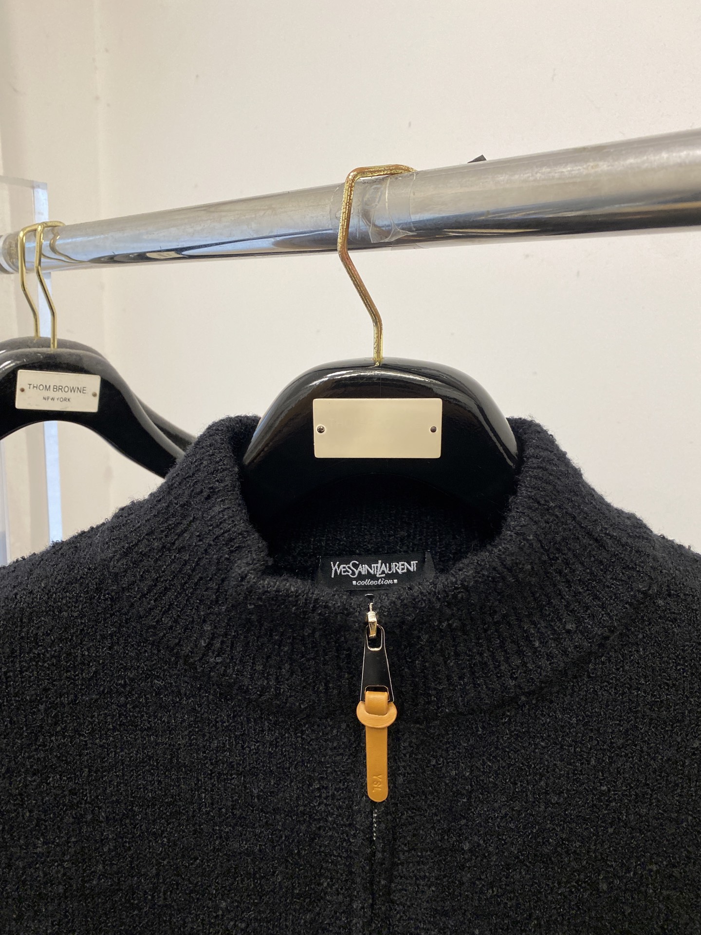 支持年后退换！ YSL 圣罗兰、2025新品羊毛衣外套 具有手感细腻柔软，可直接与肌肤接触，让暖心的纱线